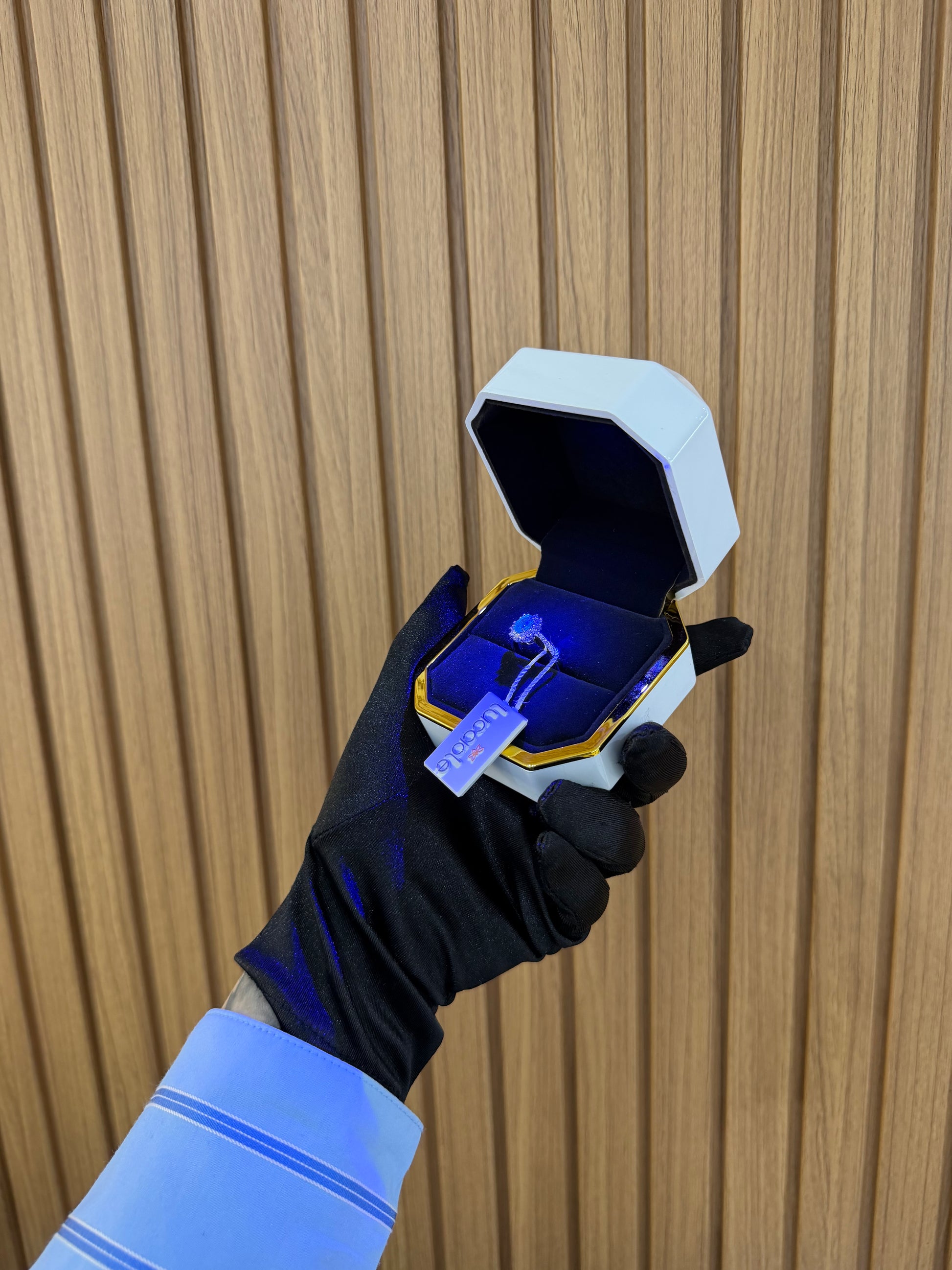 ANELLO ORO 18KT CON DIAMANTI E SMERALDO