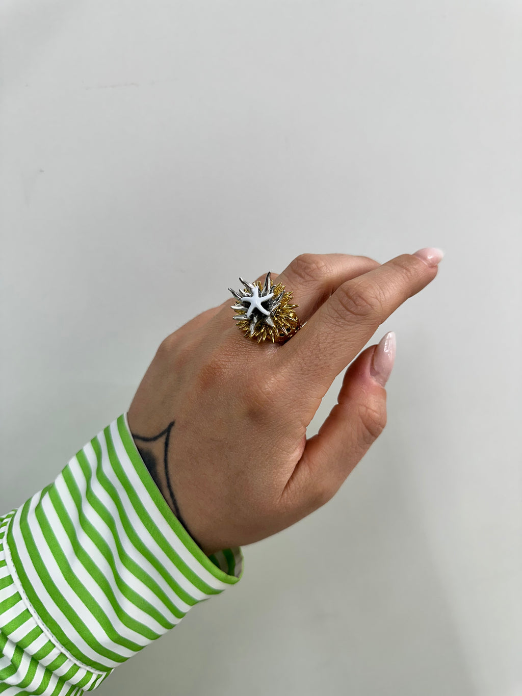 ANELLO AMO CAPRI CON RICCIO CAPRESE E STELLE MARINE BIANCHE