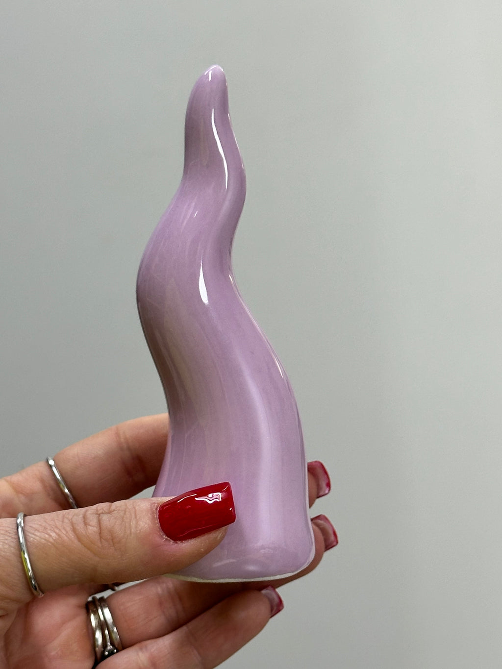 CORNO SCARAMANTICO COLORATO IN CERAMICA DI CAPODIMONTE