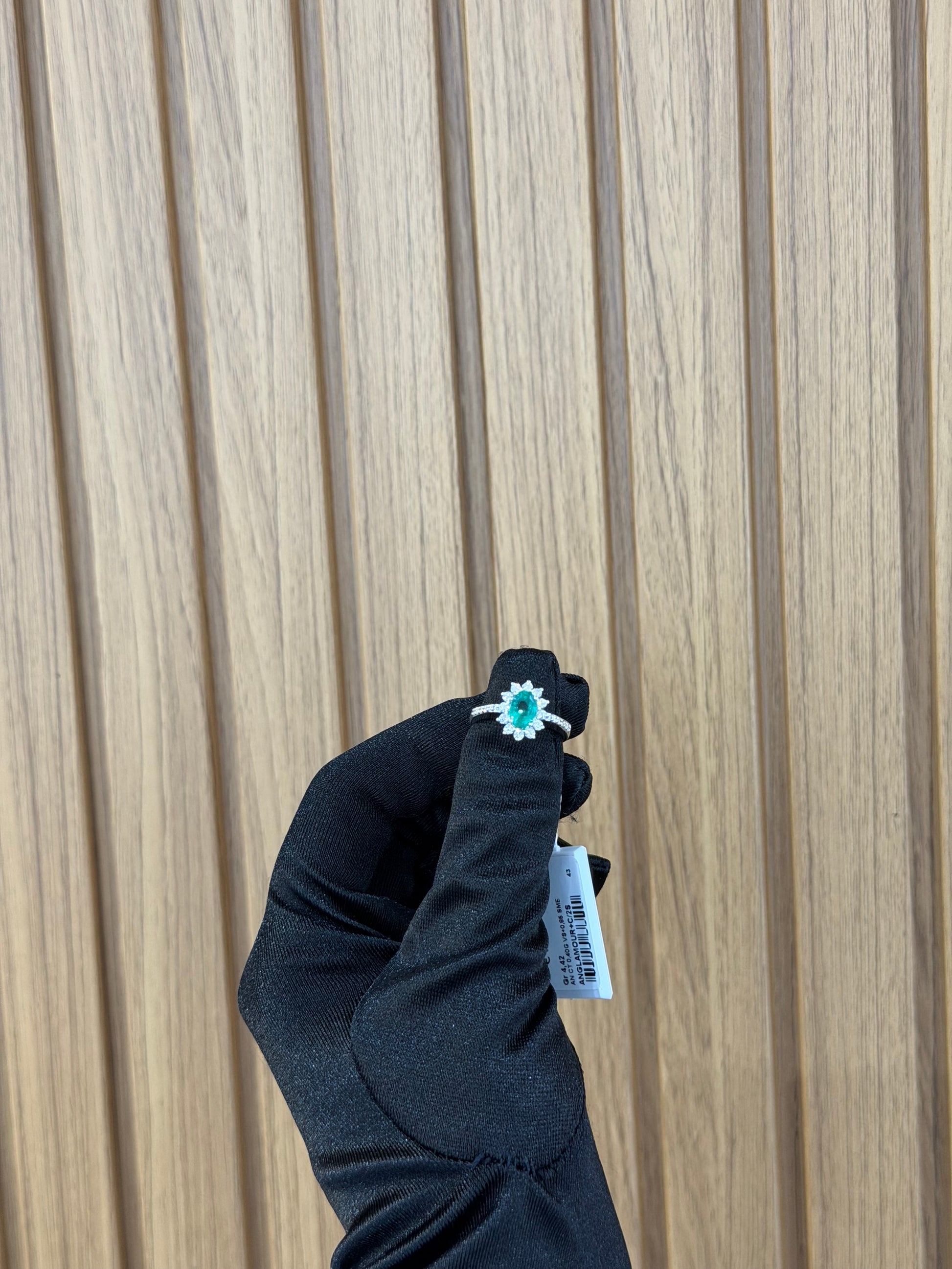 ANELLO ORO 18KT CON DIAMANTI E SMERALDO