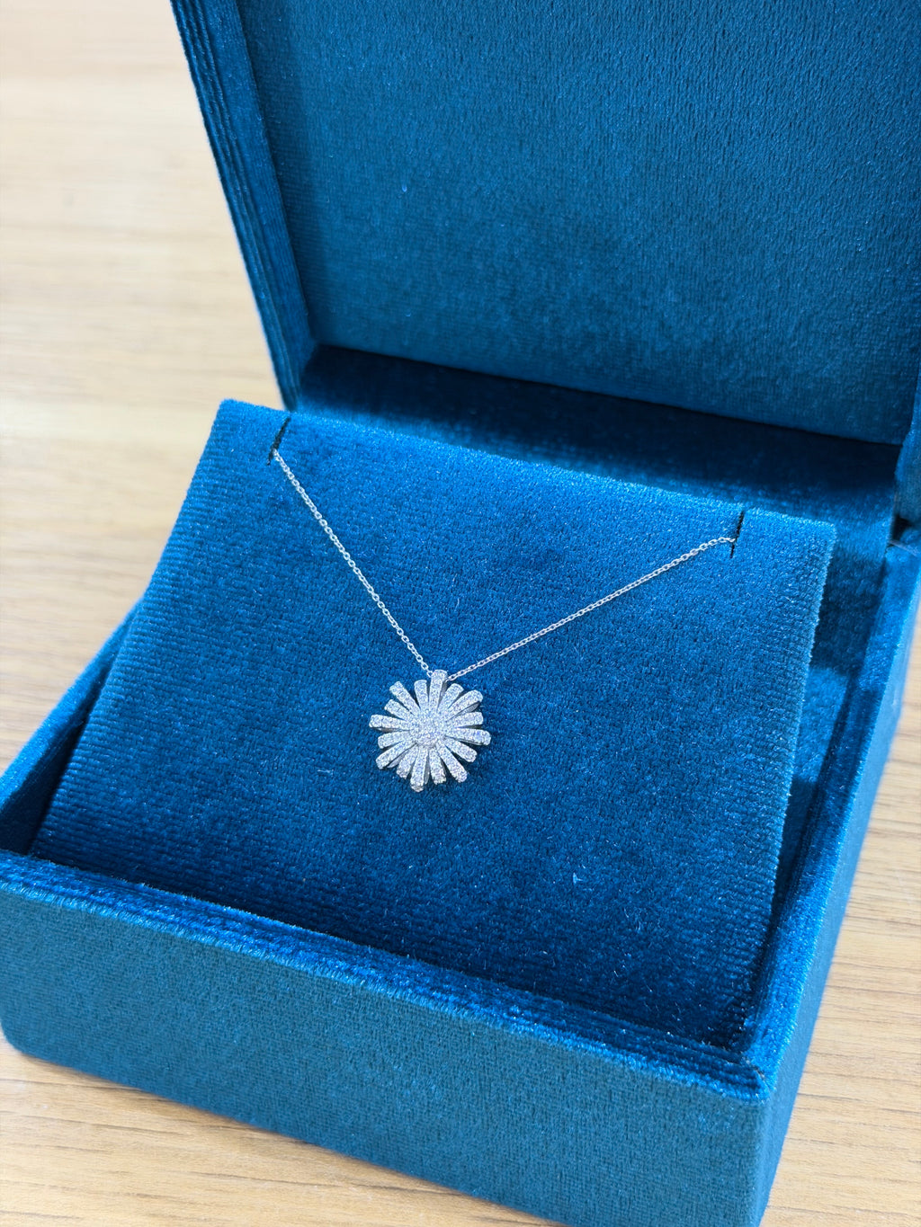 COLLANA ORO 18KT FIORE CON DIAMANTI LUCCIOLE