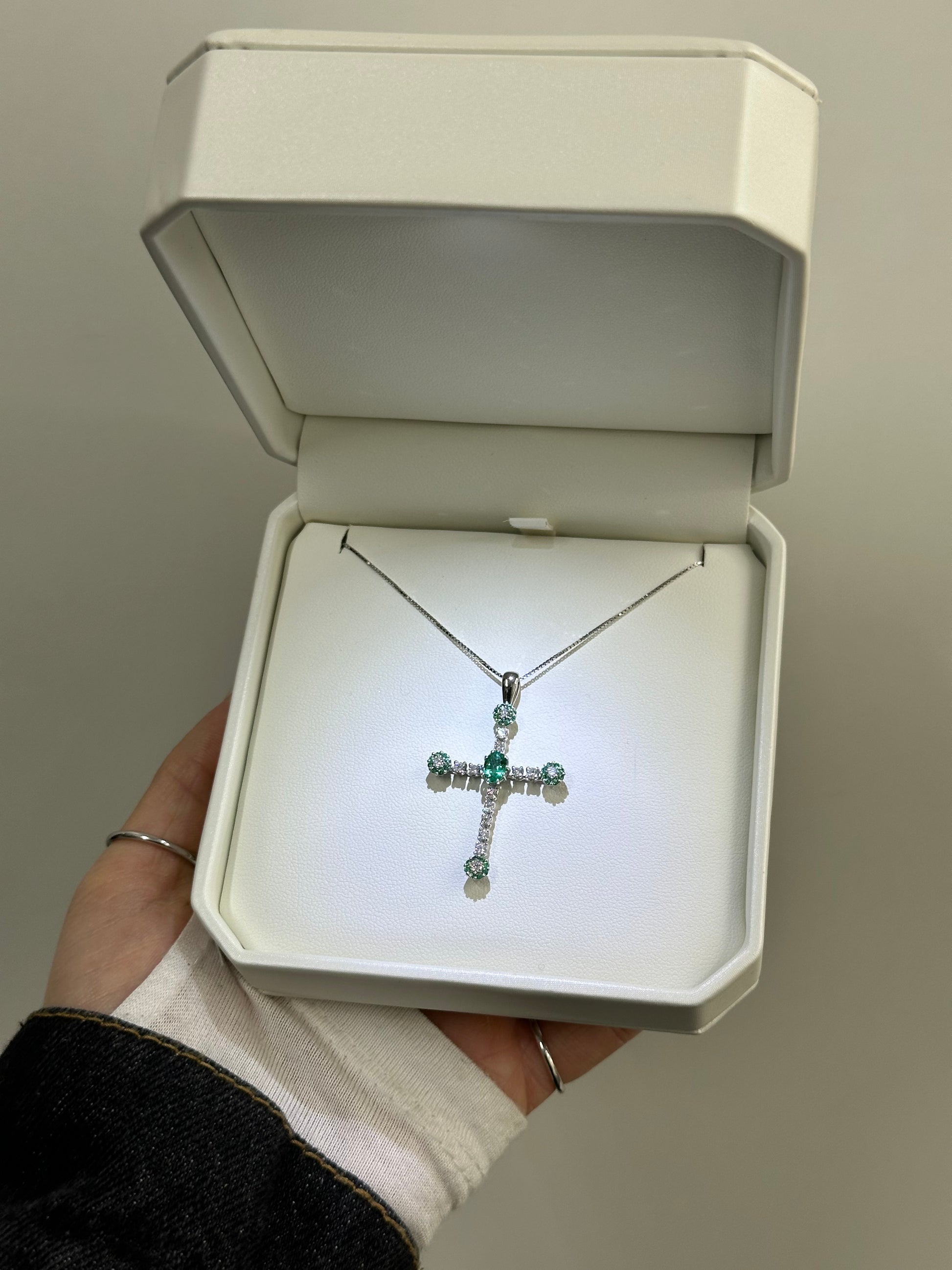 COLLANA CROCE ORO 18KT CON DIAMANTI E SMERALDI