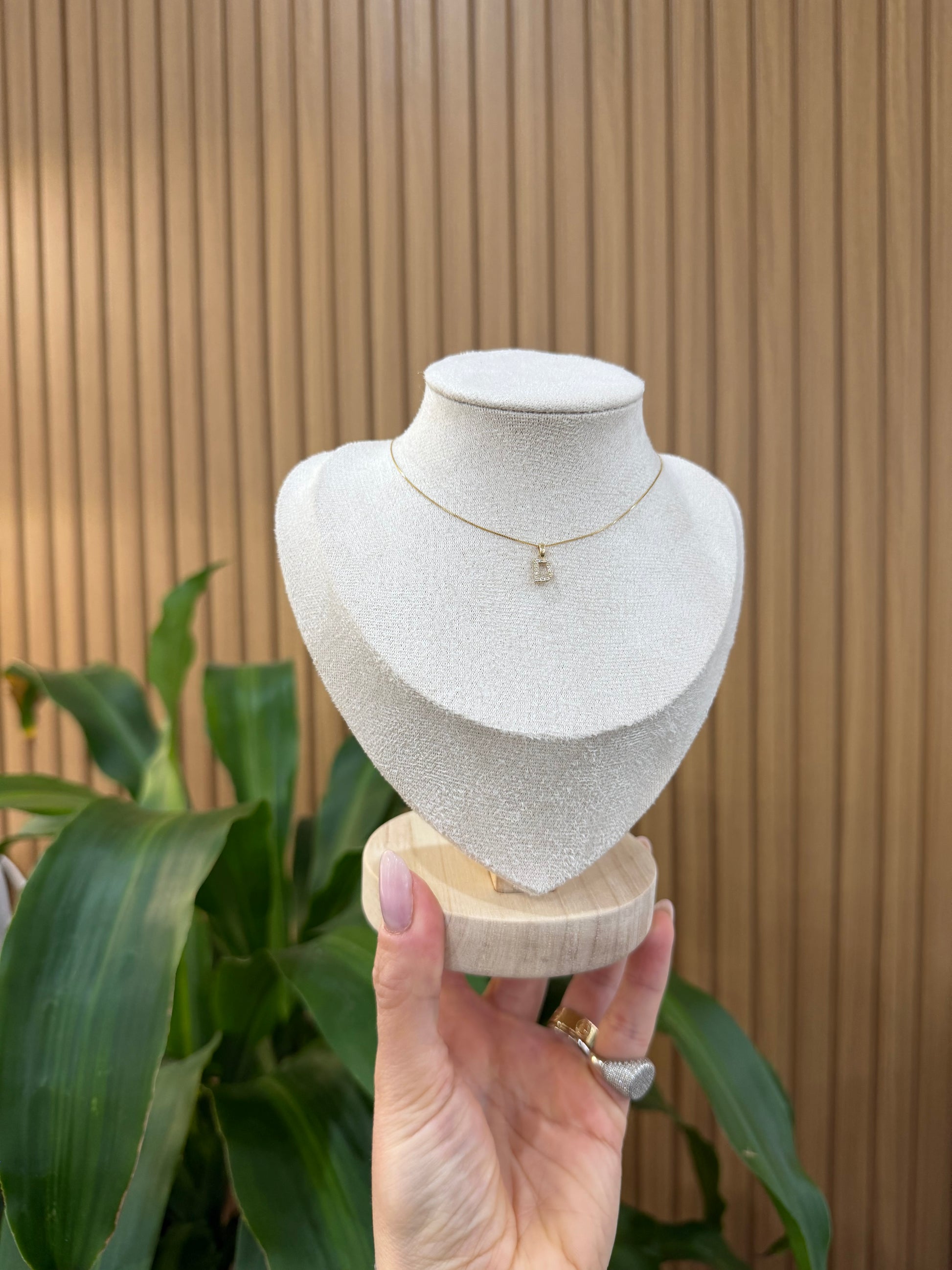 COLLANA INIZIALE D ORO 9 CARATI CON DIAMANTINI