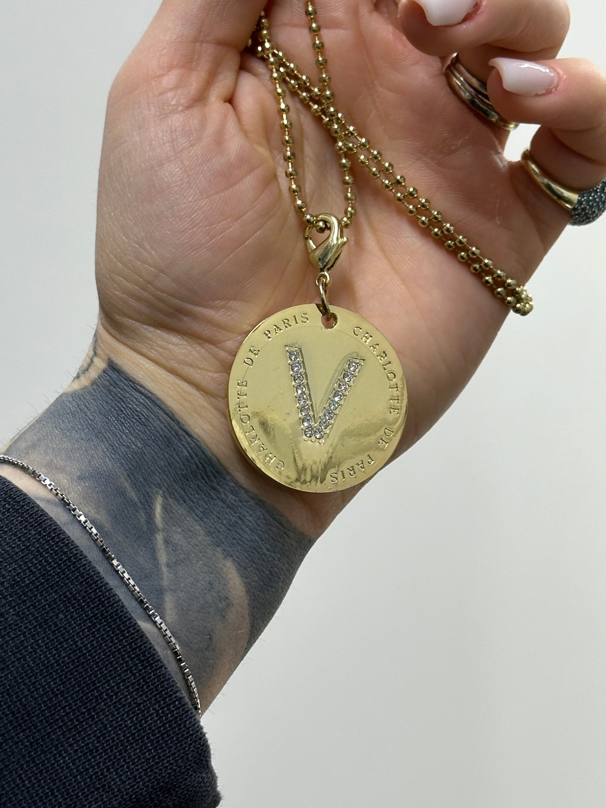 COLLANA INIZIALE IN ACCIAIO CON DORATURA LETTERA V