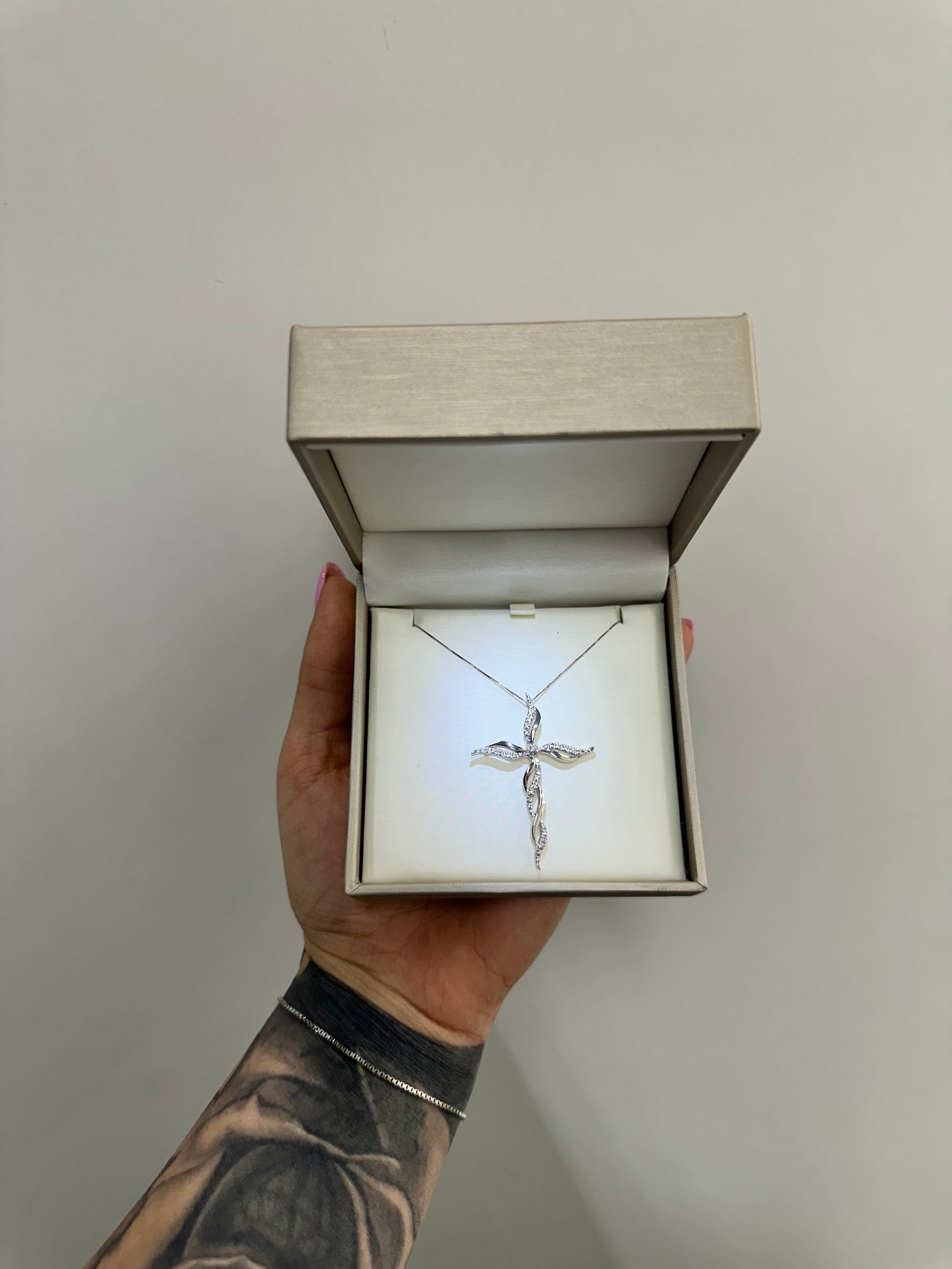 COLLANA CON CROCE ORO E DIAMANTI