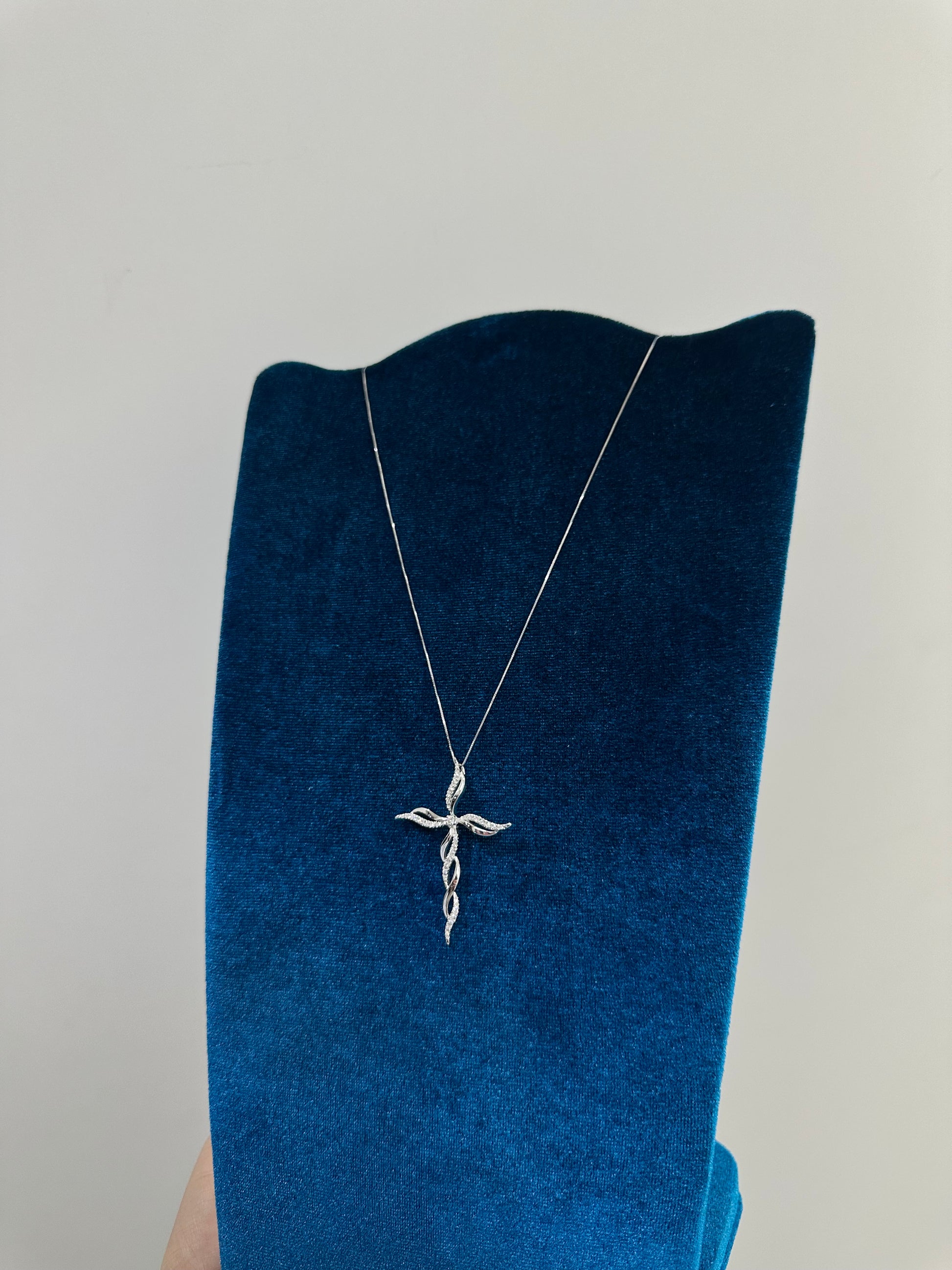 COLLANA CON CROCE ORO E DIAMANTI