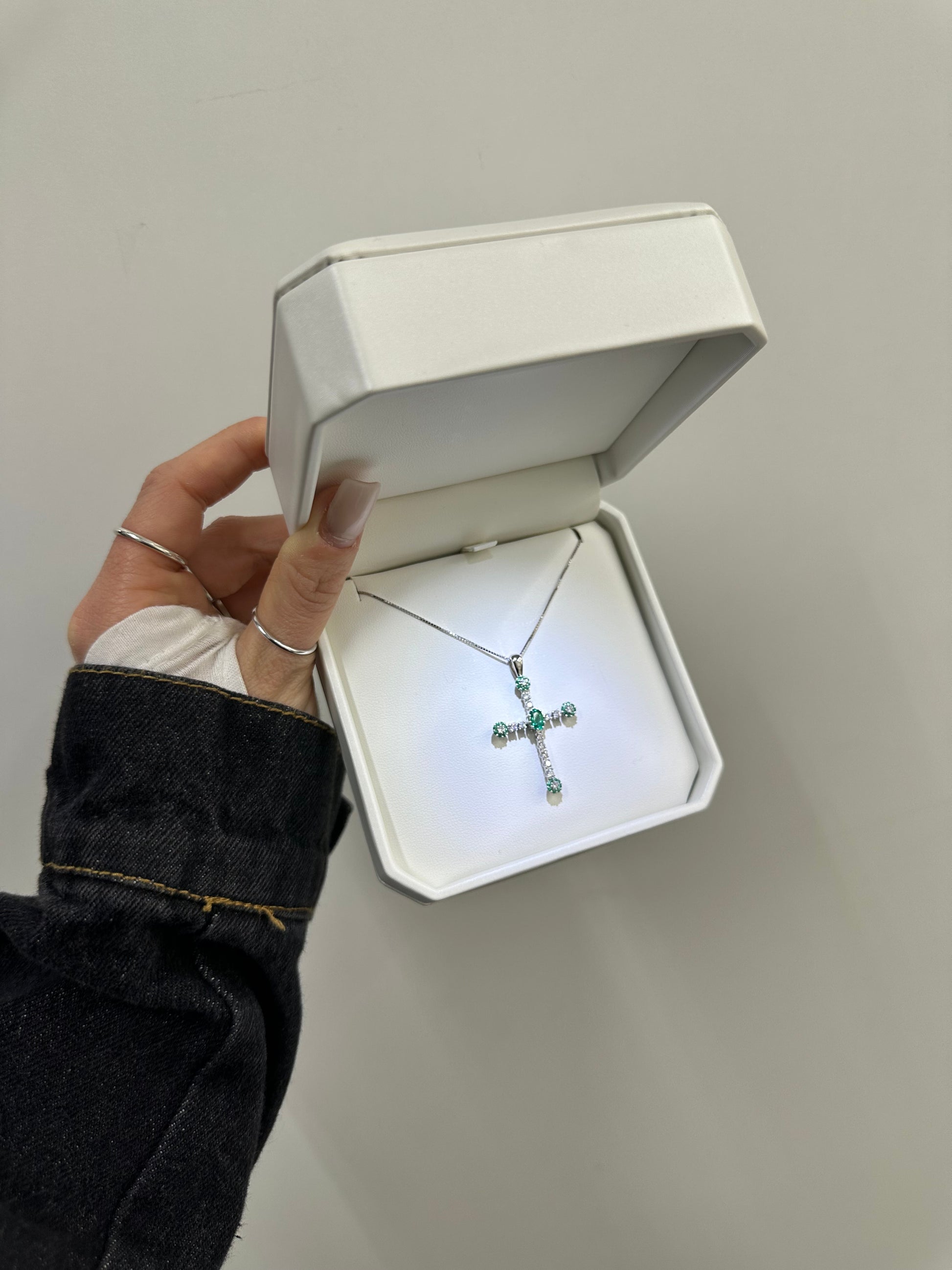 COLLANA CROCE ORO 18KT CON DIAMANTI E SMERALDI