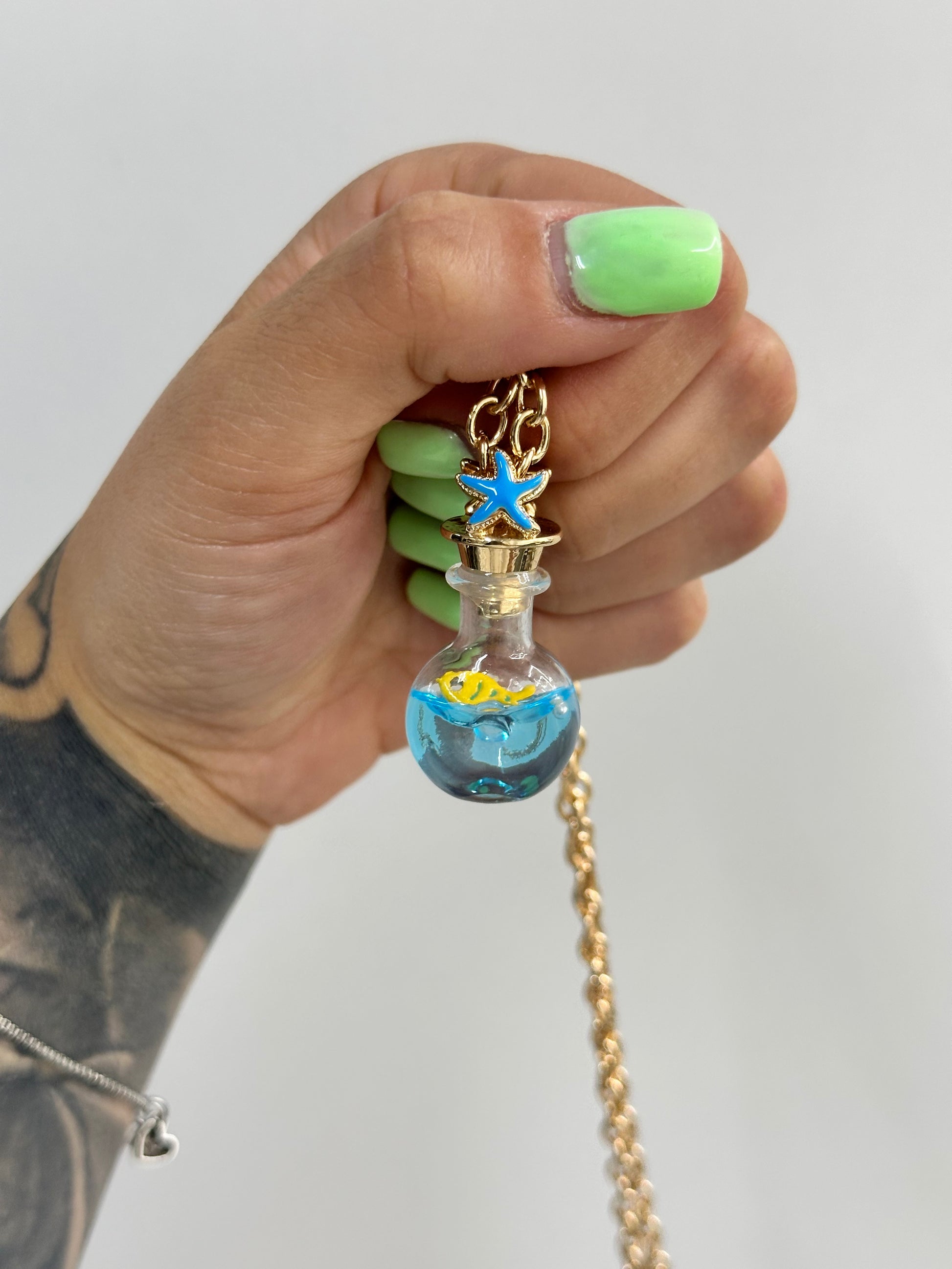 COLLANA AMO CAPRI IN METALLO CON BOTTIGLINA STELLA E PESCIOLINO