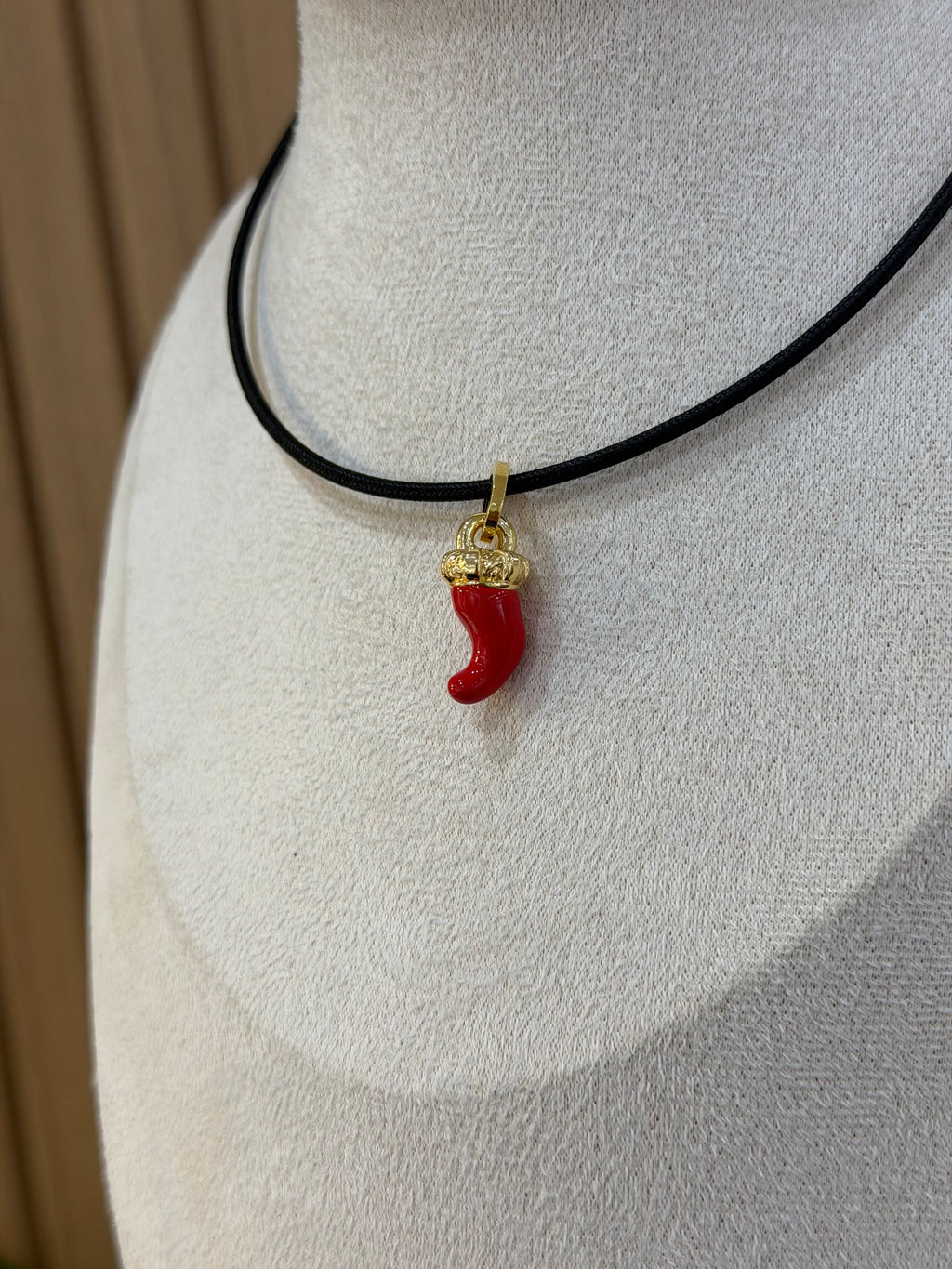 COLLANA CALAMITA CON CIONDOLO CORNO SMALTATO ORO 18KT