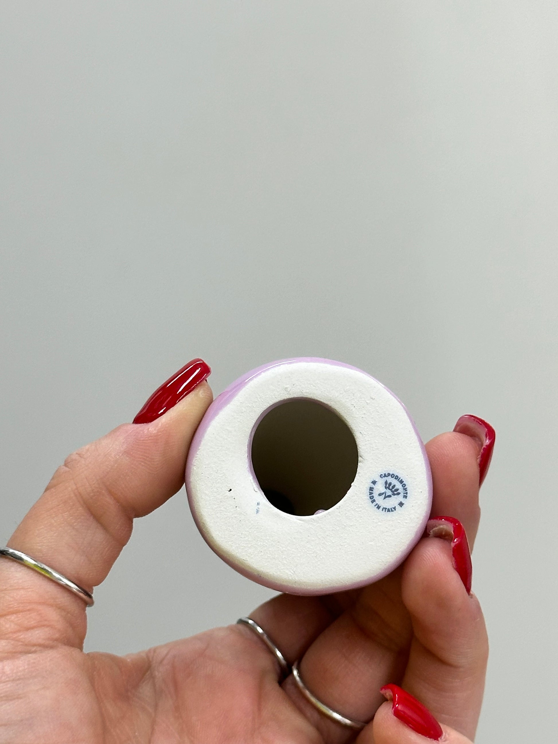 CORNO SCARAMANTICO COLORATO IN CERAMICA DI CAPODIMONTE