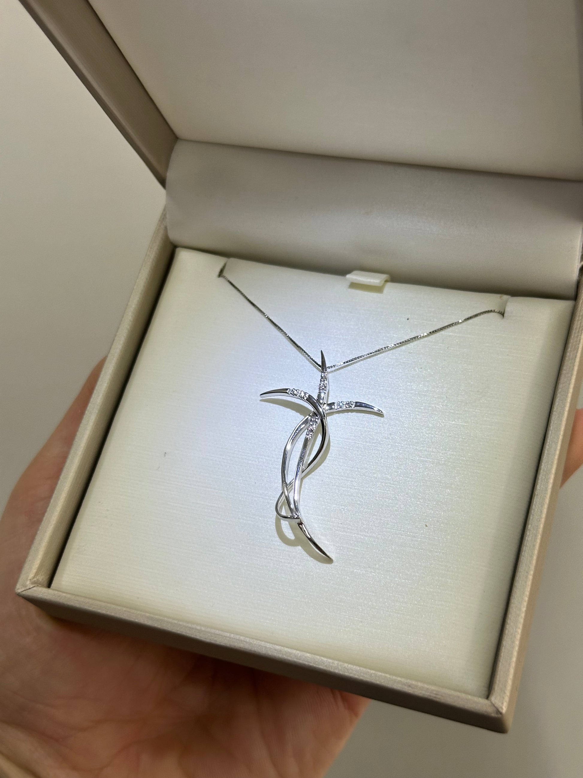 COLLANA CON CROCE E DIAMANTI