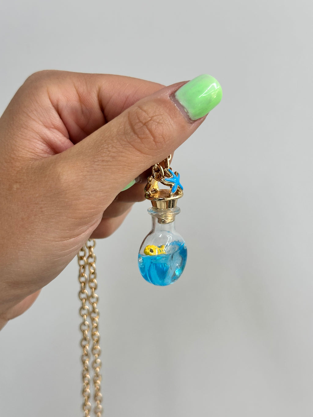 COLLANA AMO CAPRI IN METALLO CON BOTTIGLINA STELLA E PESCIOLINO