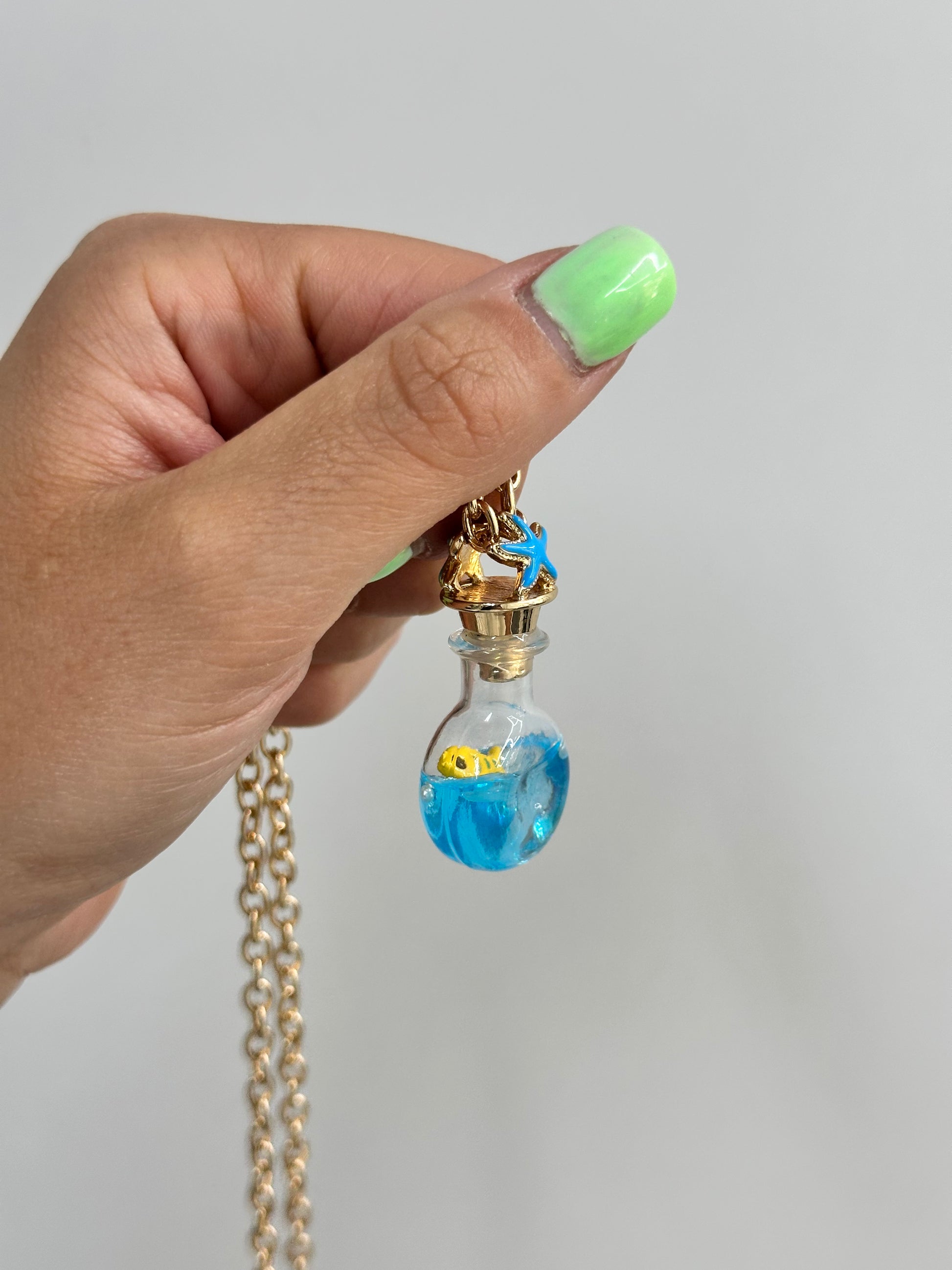COLLANA AMO CAPRI IN METALLO CON BOTTIGLINA STELLA E PESCIOLINO