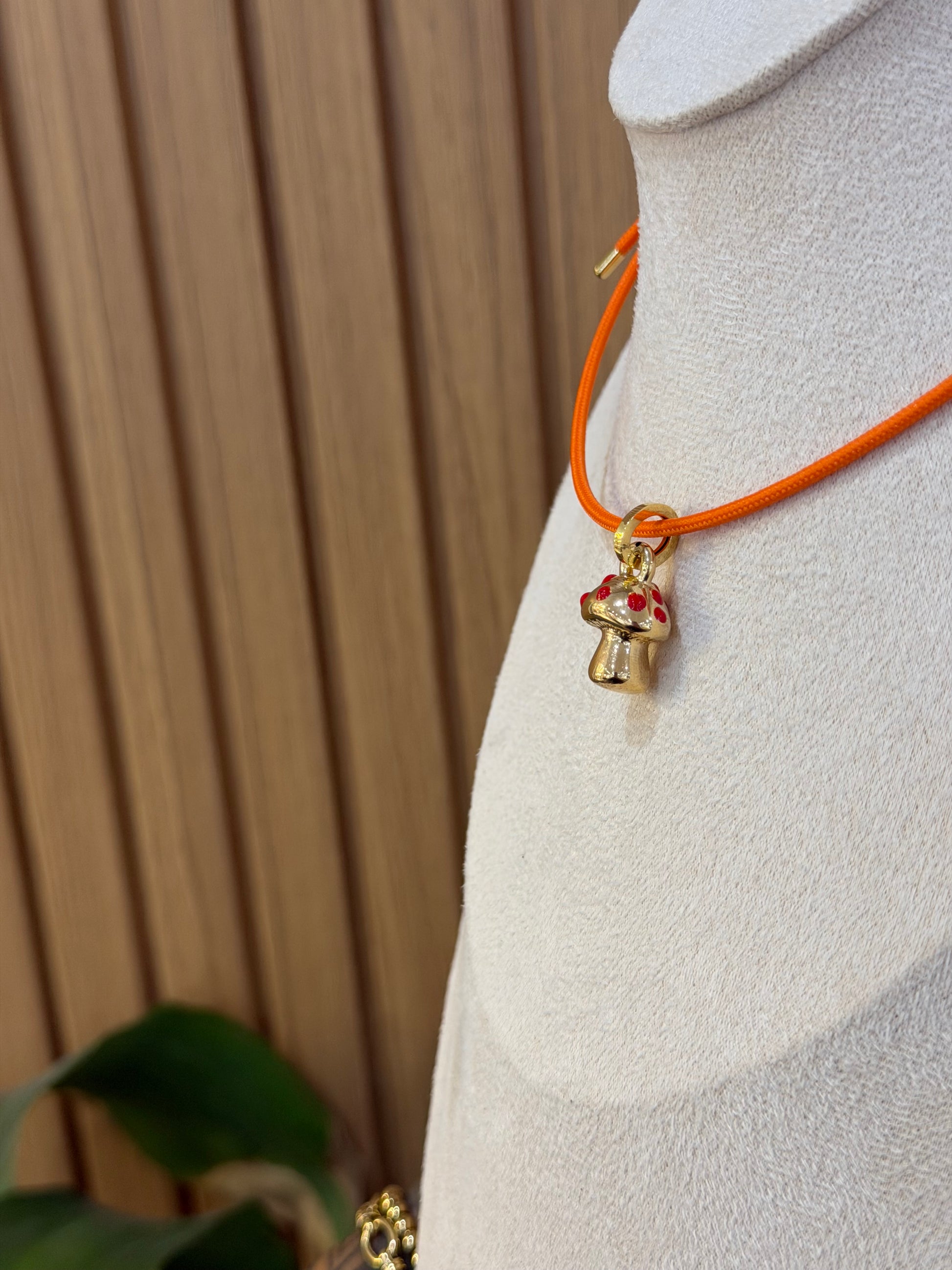 COLLANA CALAMITA CON CIONDOLO FUNGO ORO 18KT