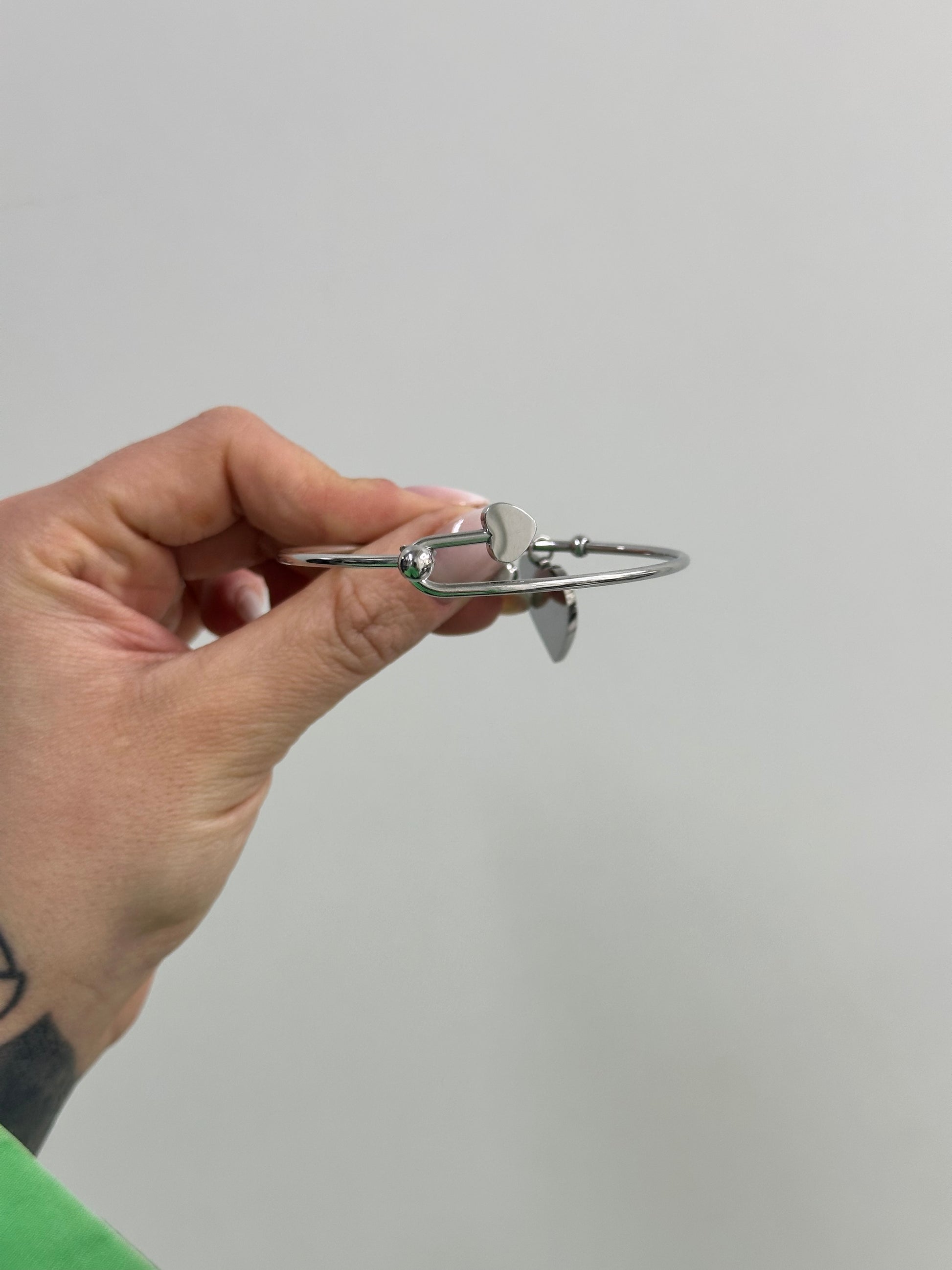 BRACCIALE RIGIDO ACCIAIO CON CUORE