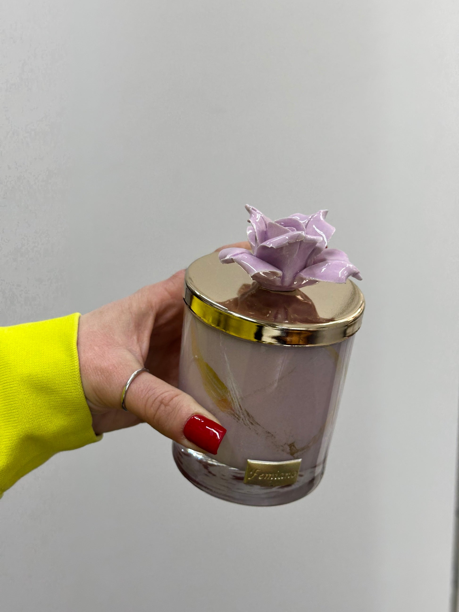 CANDELA PROFUMATA CON ROSA IN CERAMICA VIOLET