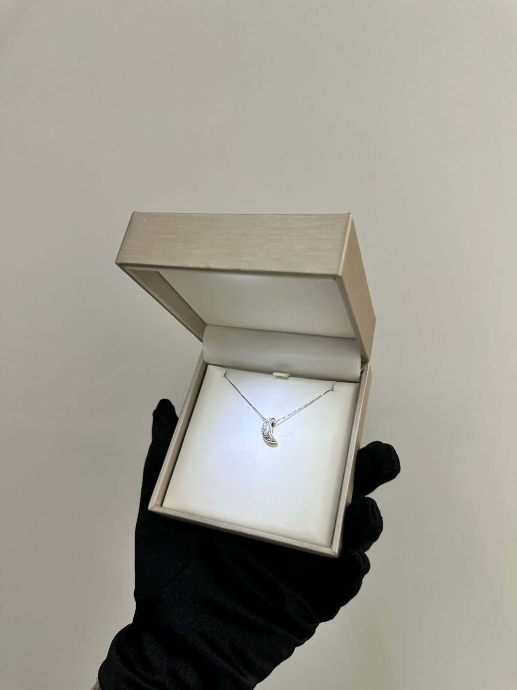 COLLANA MEZZA LUNA CON DIAMANTI BICOLORE ORO 18KT