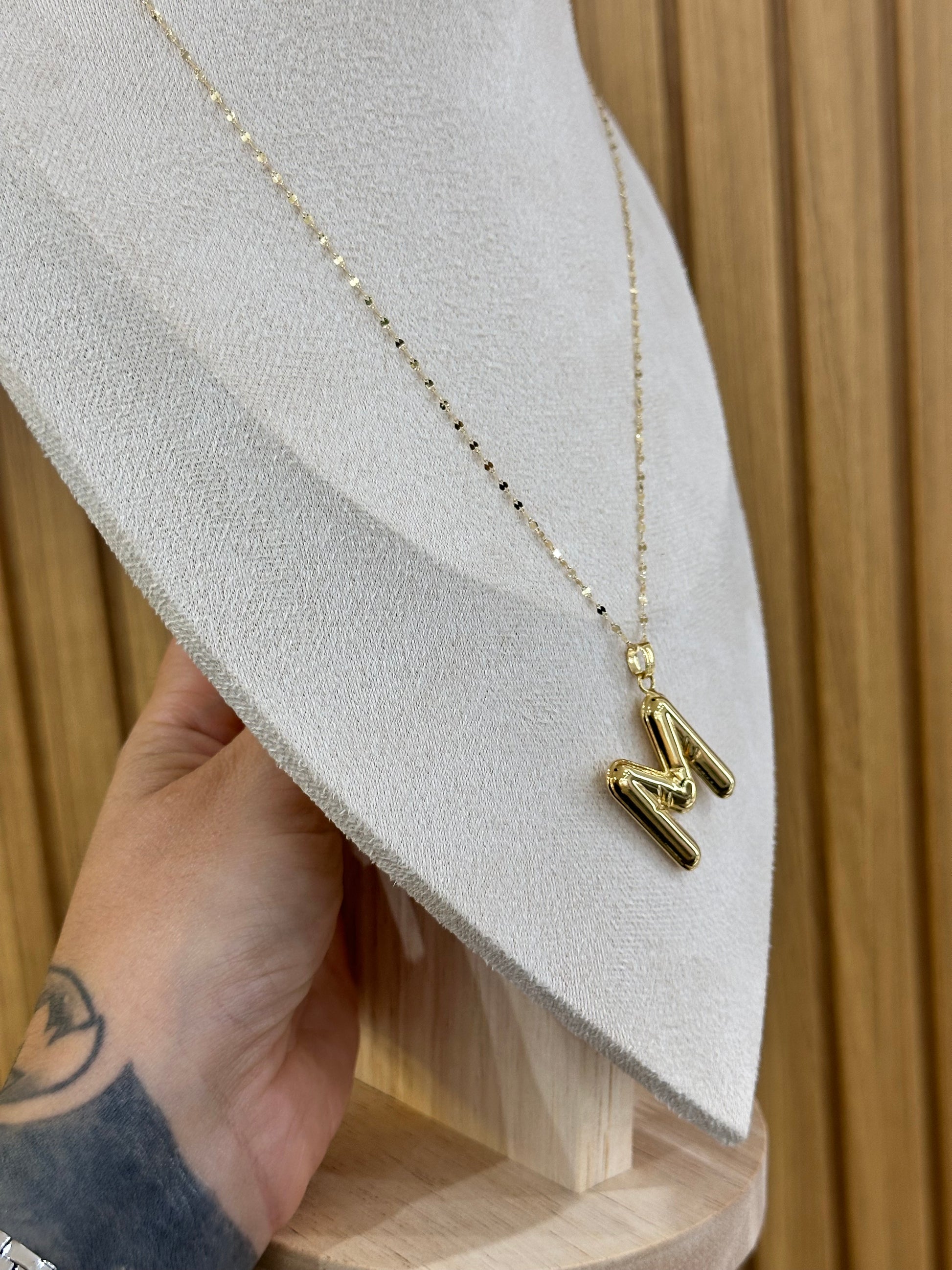 COLLANA SPECCHIATA IN ORO 18KT CON INIZIALE M