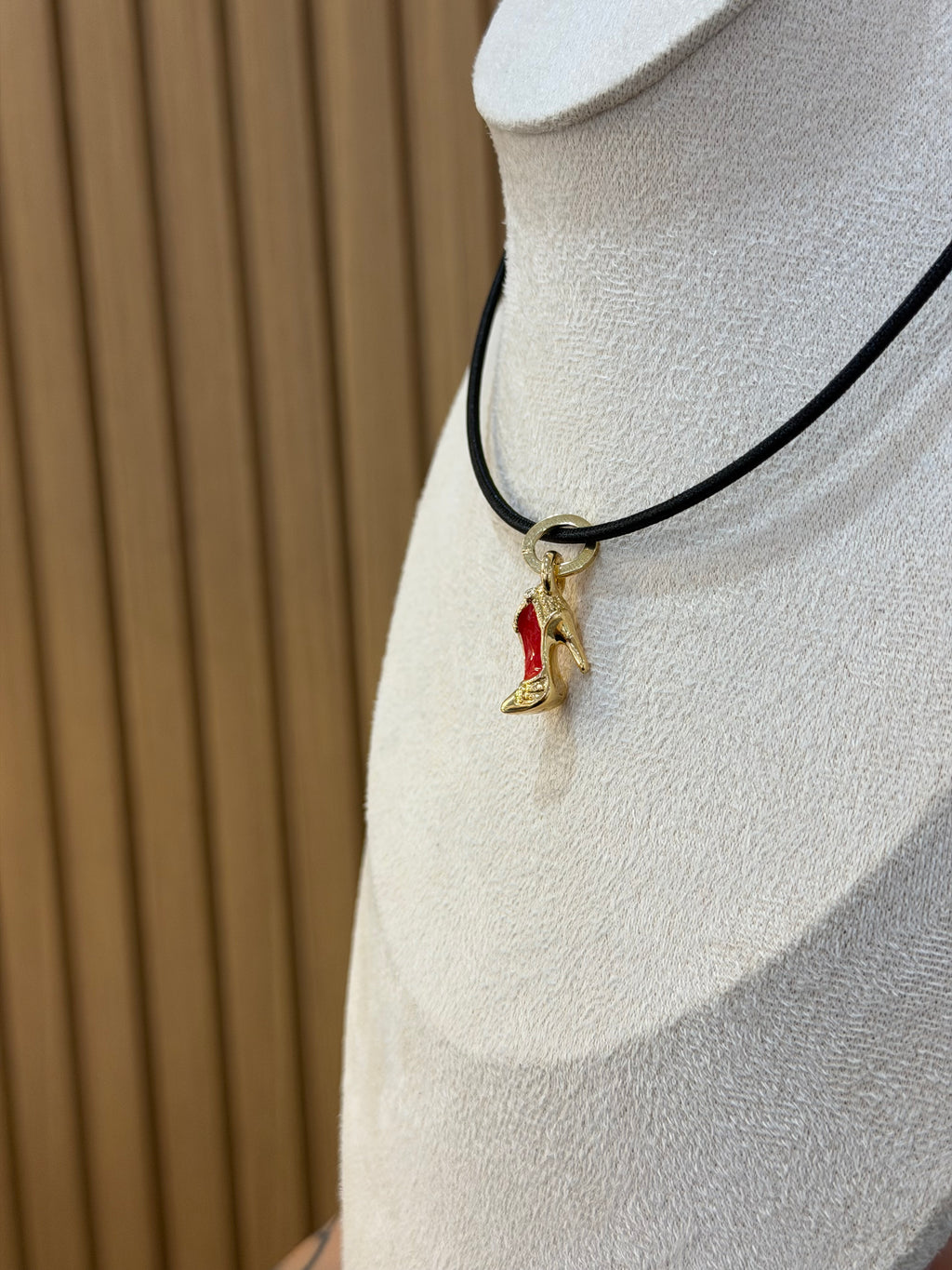 COLLANA CALAMITA CON CIONDOLO TACCO ORO 18KT
