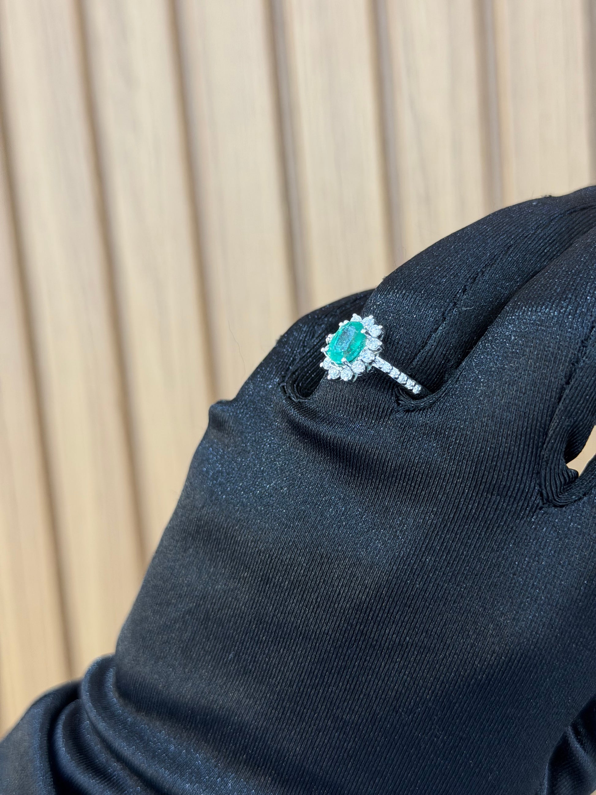 ANELLO ORO 18KT CON DIAMANTI E SMERALDO