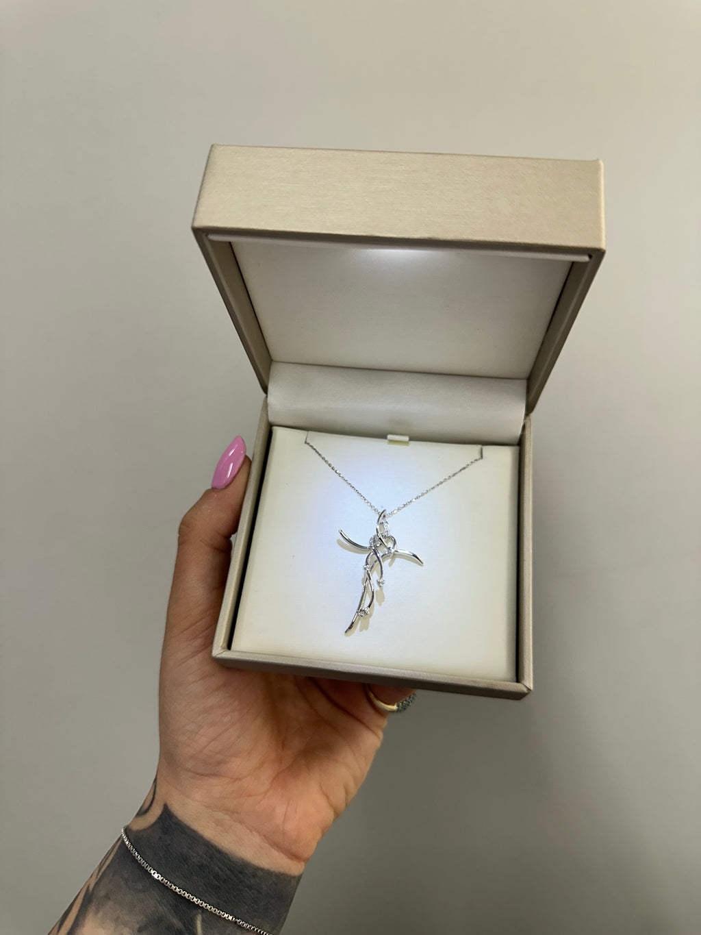 COLLANA CON CROCE E DIAMANTI