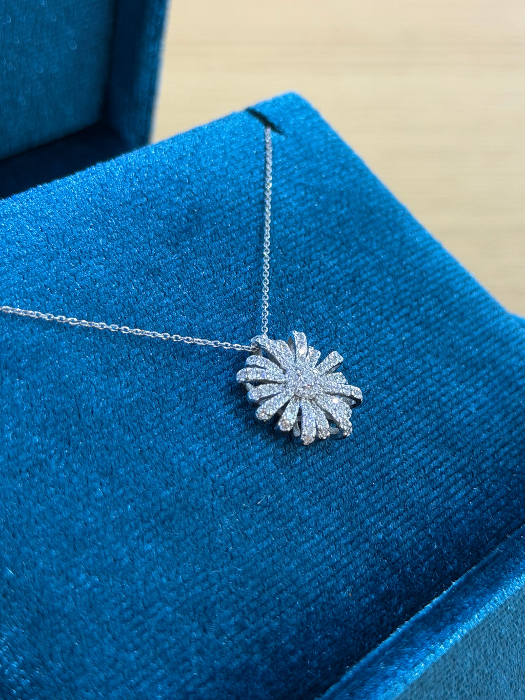 COLLANA ORO 18KT FIORE CON DIAMANTI LUCCIOLE