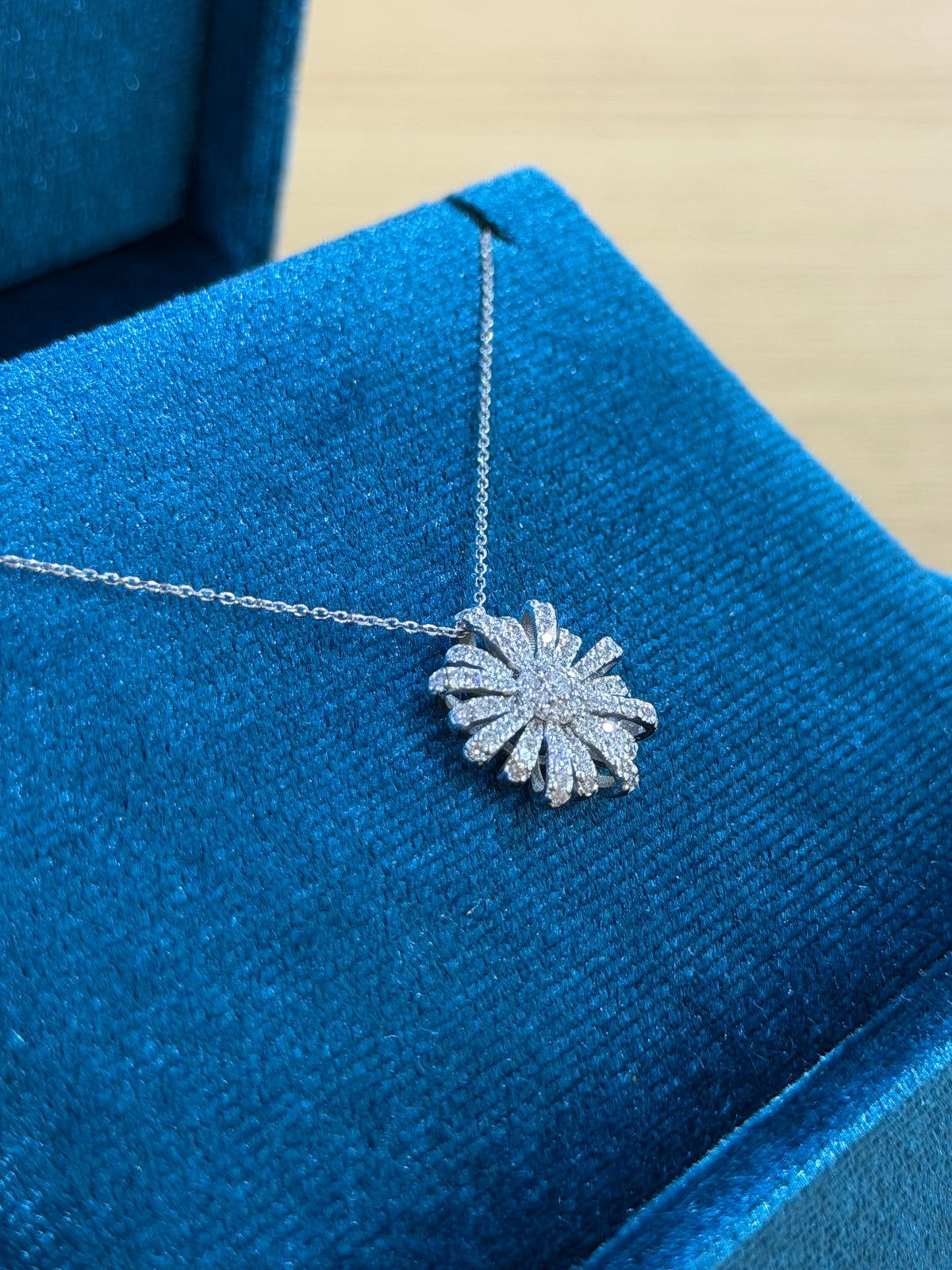 COLLANA ORO 18KT FIORE CON DIAMANTI LUCCIOLE
