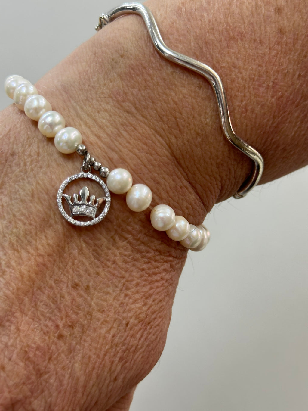 BRACCIALE DI PERLE CON CORONA ARGENTO