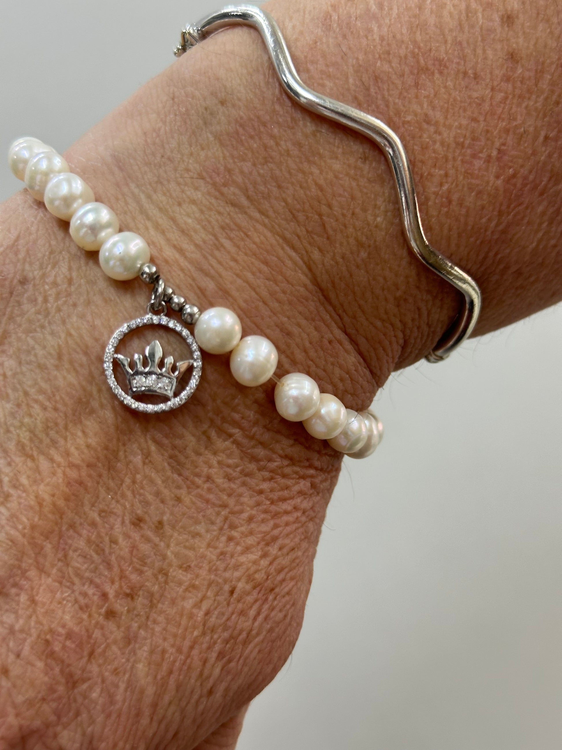 BRACCIALE DI PERLE CON CORONA ARGENTO
