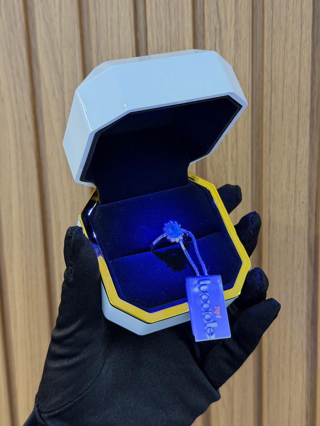 ANELLO ORO 18KT CON DIAMANTI E SMERALDO