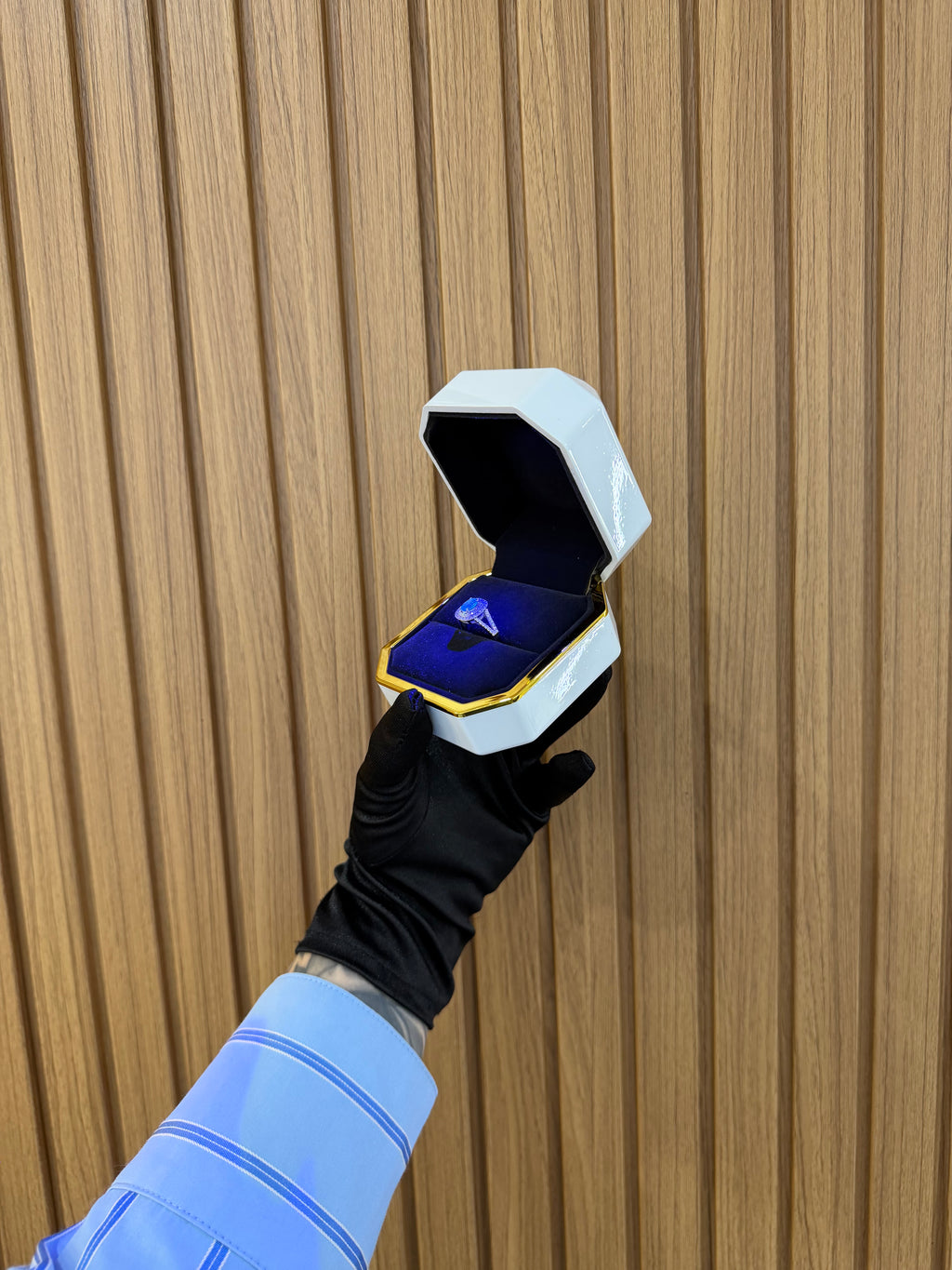 ANELLO ORO 18KT CON DIAMANTI E SMERALDO