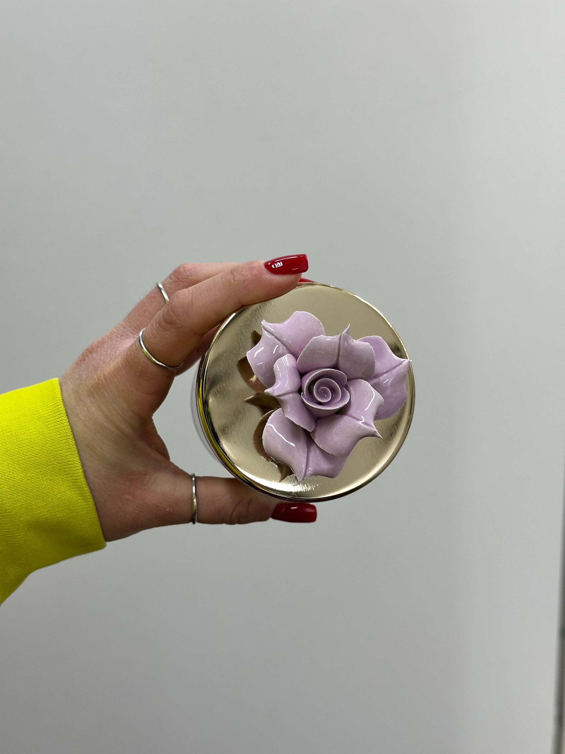 CANDELA PROFUMATA CON ROSA IN CERAMICA VIOLET