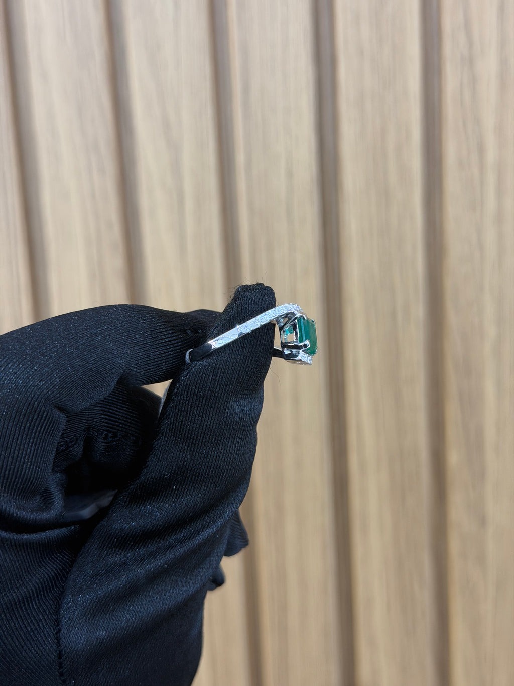 ANELLO ORO 18KT CON DIAMANTI E SMERALDO