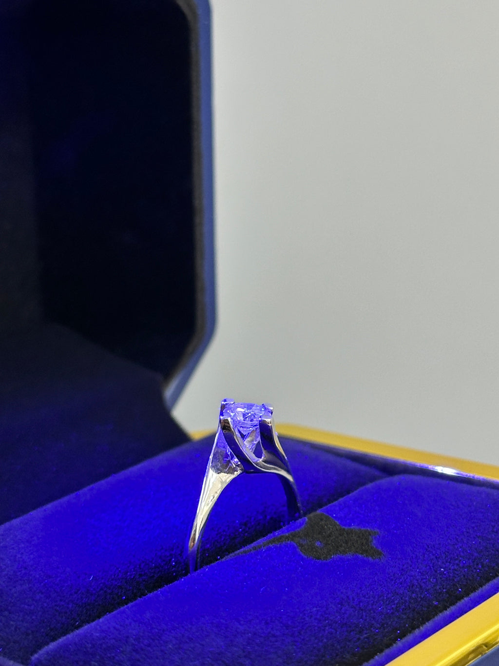 ANELLO SOLITARIO ORO 18KT CON DIAMANTI