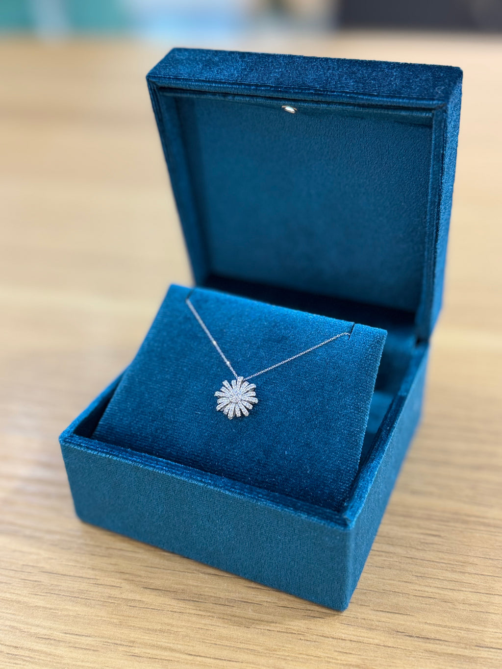 COLLANA ORO 18KT FIORE CON DIAMANTI LUCCIOLE