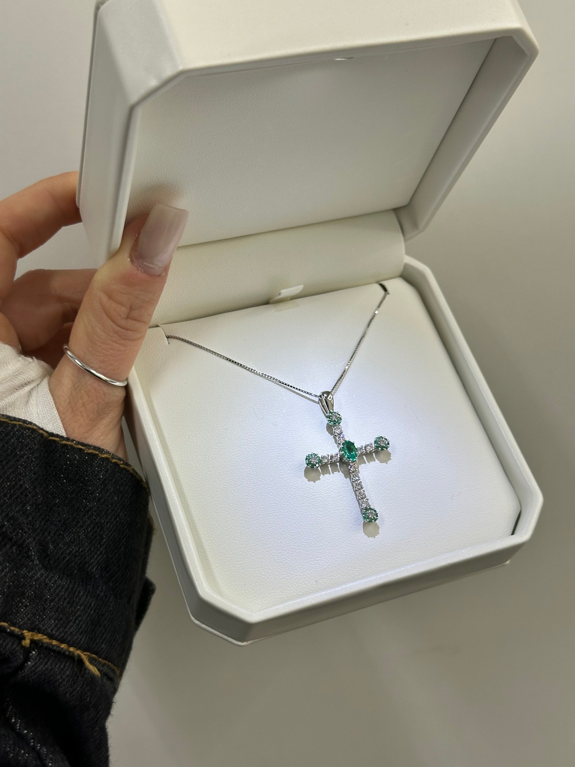 COLLANA CROCE ORO 18KT CON DIAMANTI E SMERALDI