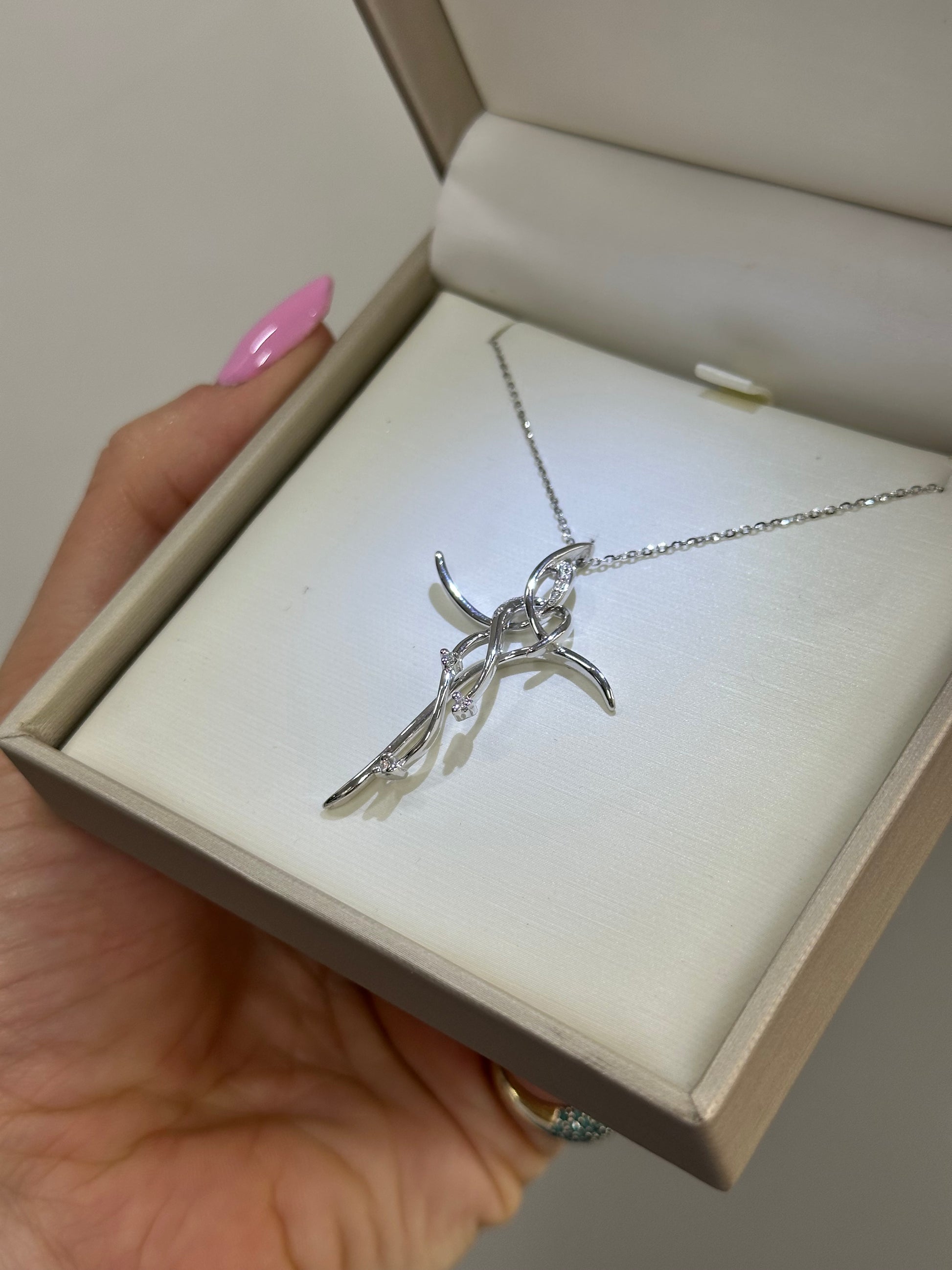 COLLANA CON CROCE E DIAMANTI