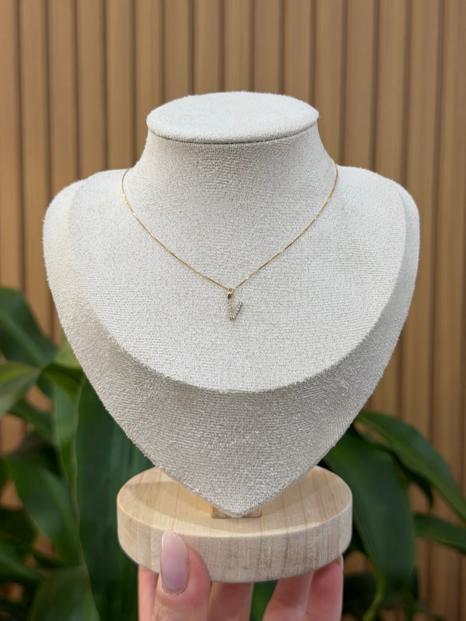 COLLANA INIZIALE V ORO 9 CARATI CON DIAMANTINI