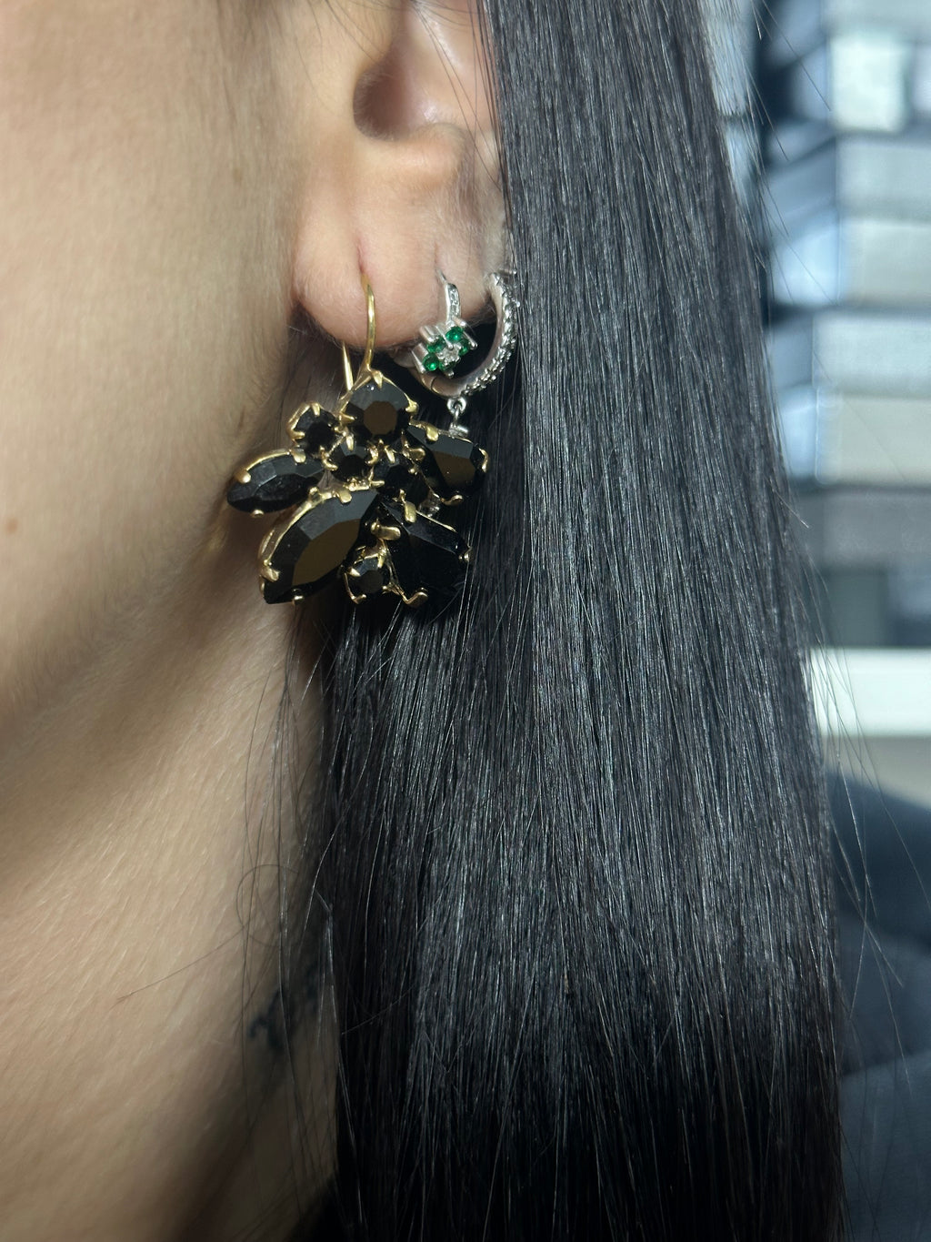 ORECCHINI SAKI PIETRE NERE