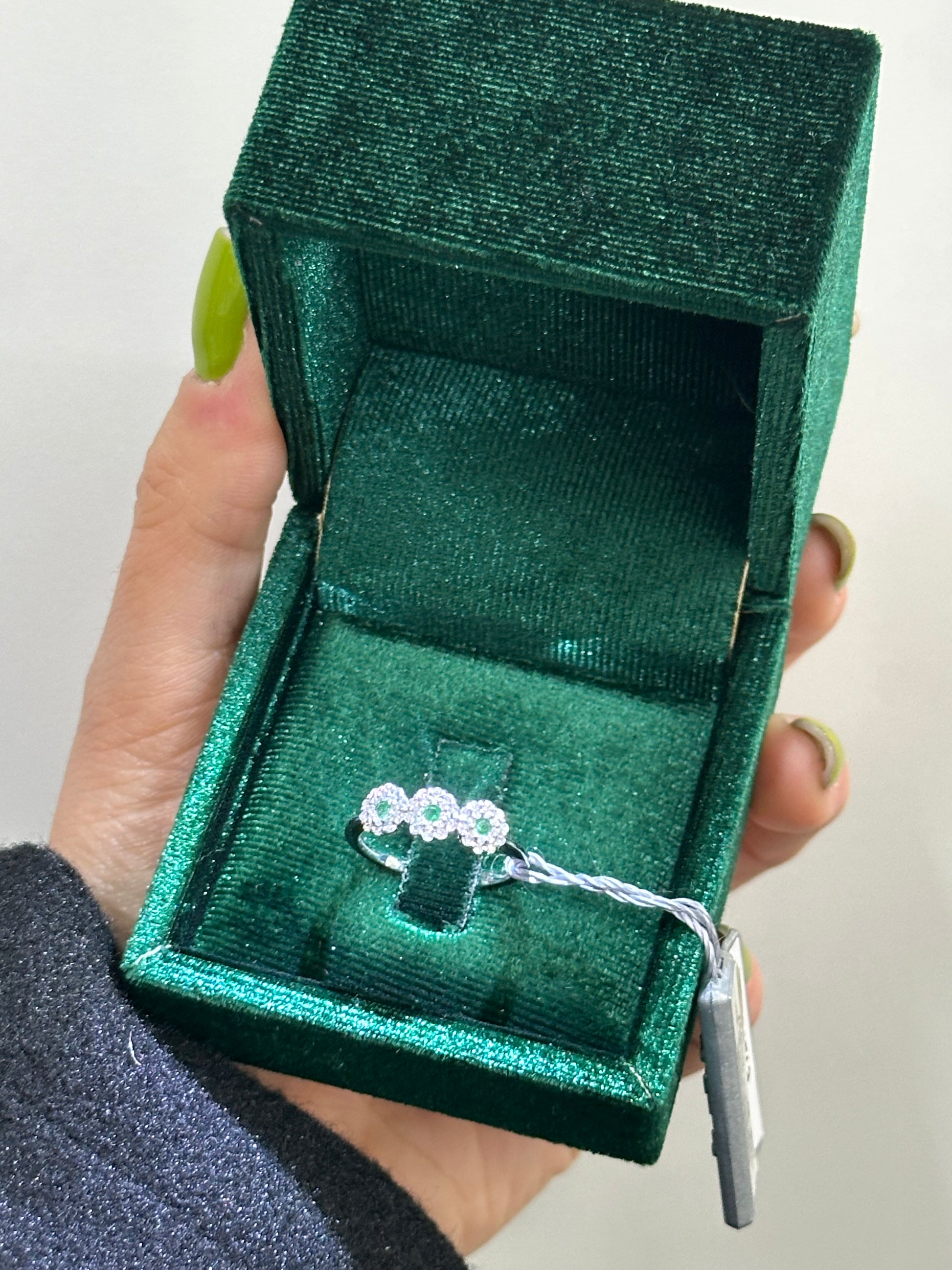 ANELLO TRILOGY ORO 18KT CON SMERALDI E DIAMANTI