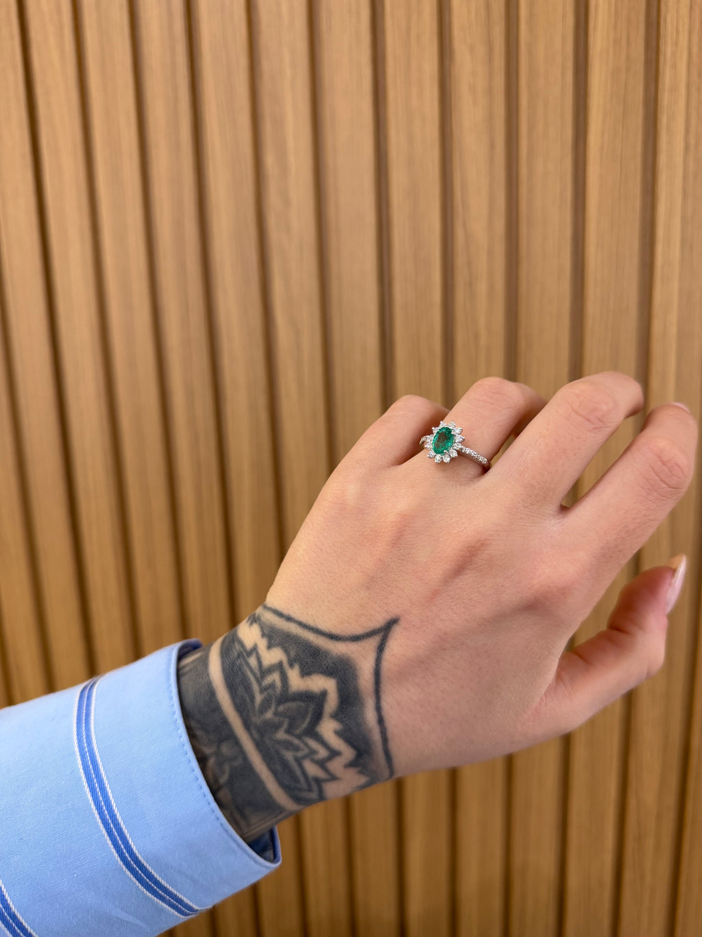 ANELLO ORO 18KT CON DIAMANTI E SMERALDO