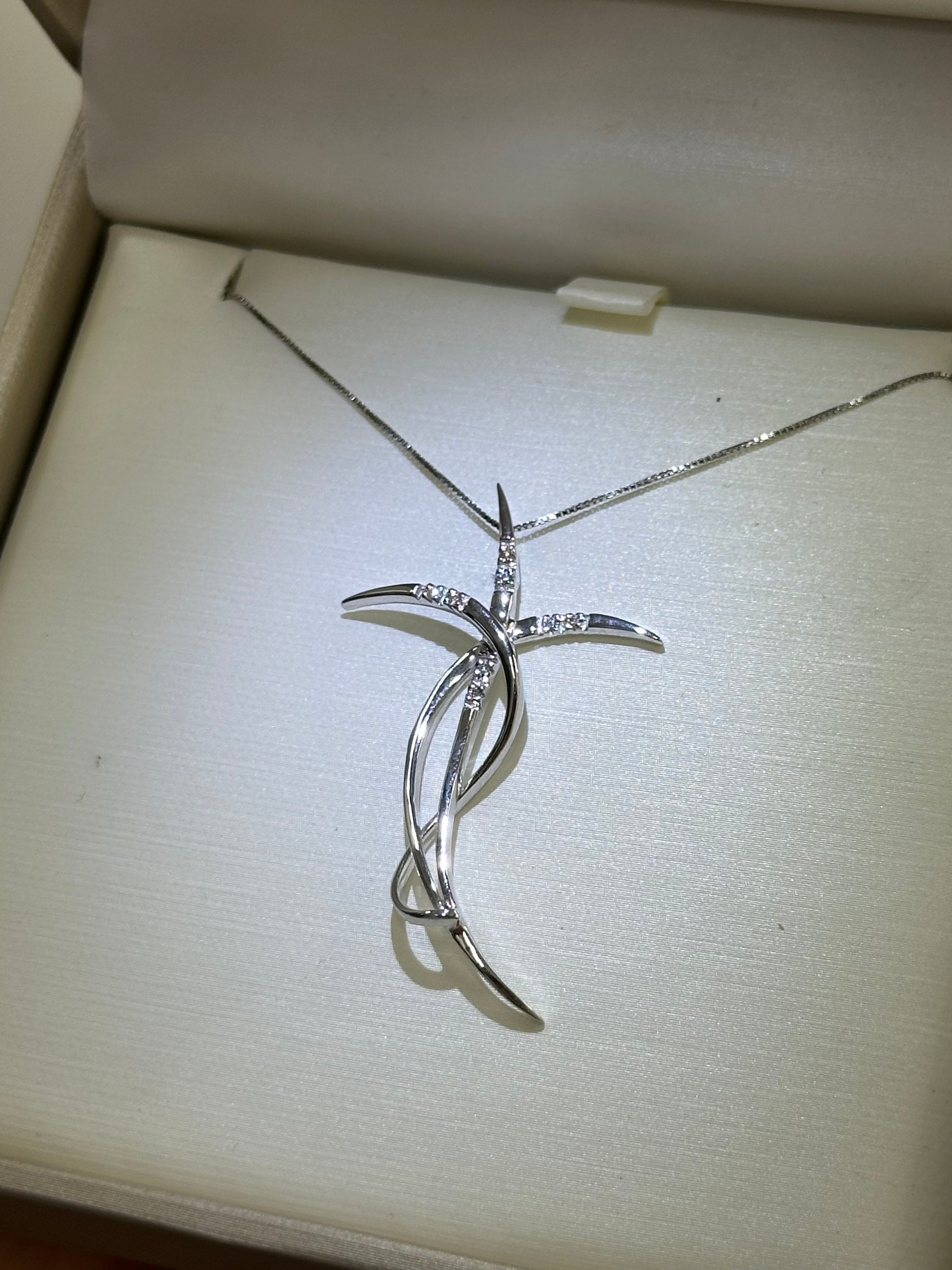 COLLANA CON CROCE E DIAMANTI