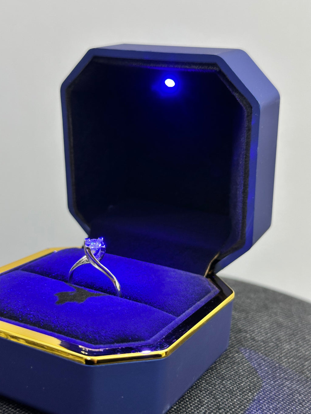 ANELLO SOLITARIO ORO 18KT CON DIAMANTI