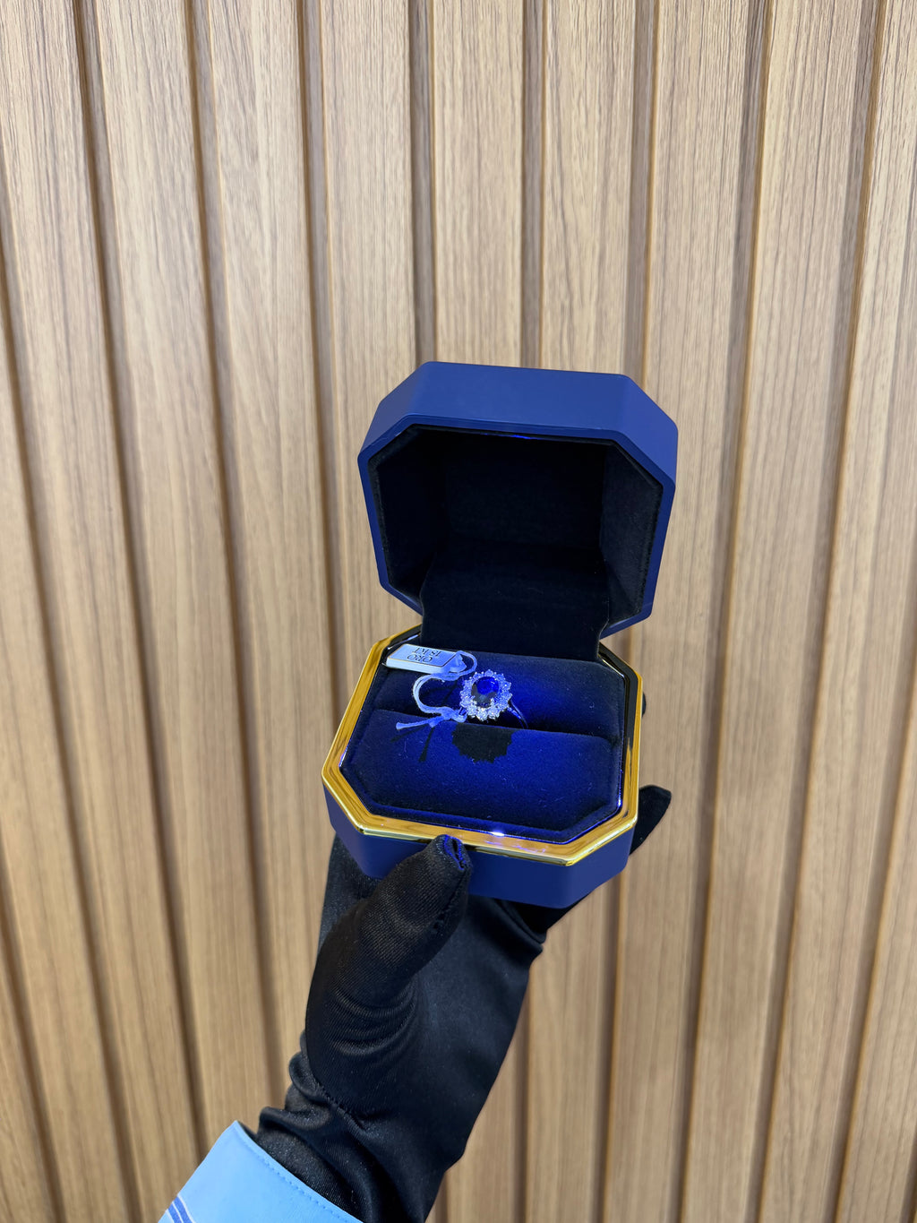 ANELLO ORO 18KT CON DIAMANTI E ZAFFIRO BLU