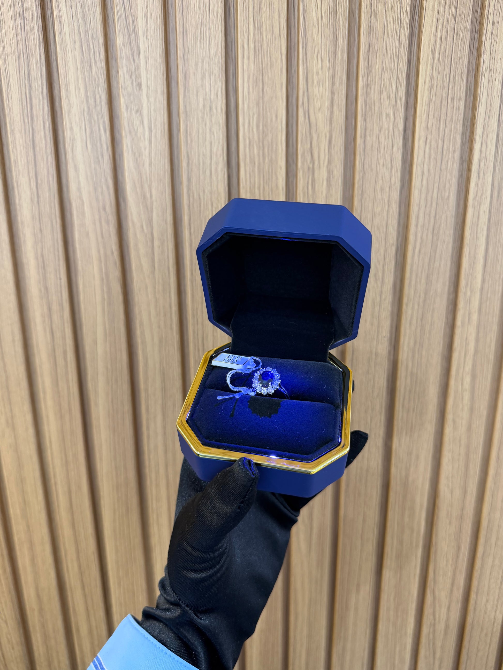 ANELLO ORO 18KT CON DIAMANTI E ZAFFIRO BLU