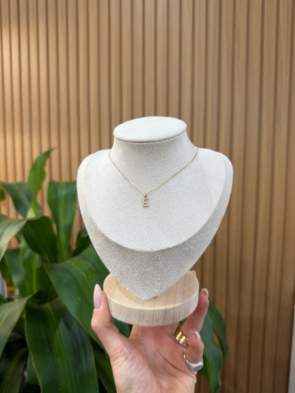 COLLANA INIZIALE E ORO 9 CARATI CON DIAMANTINI