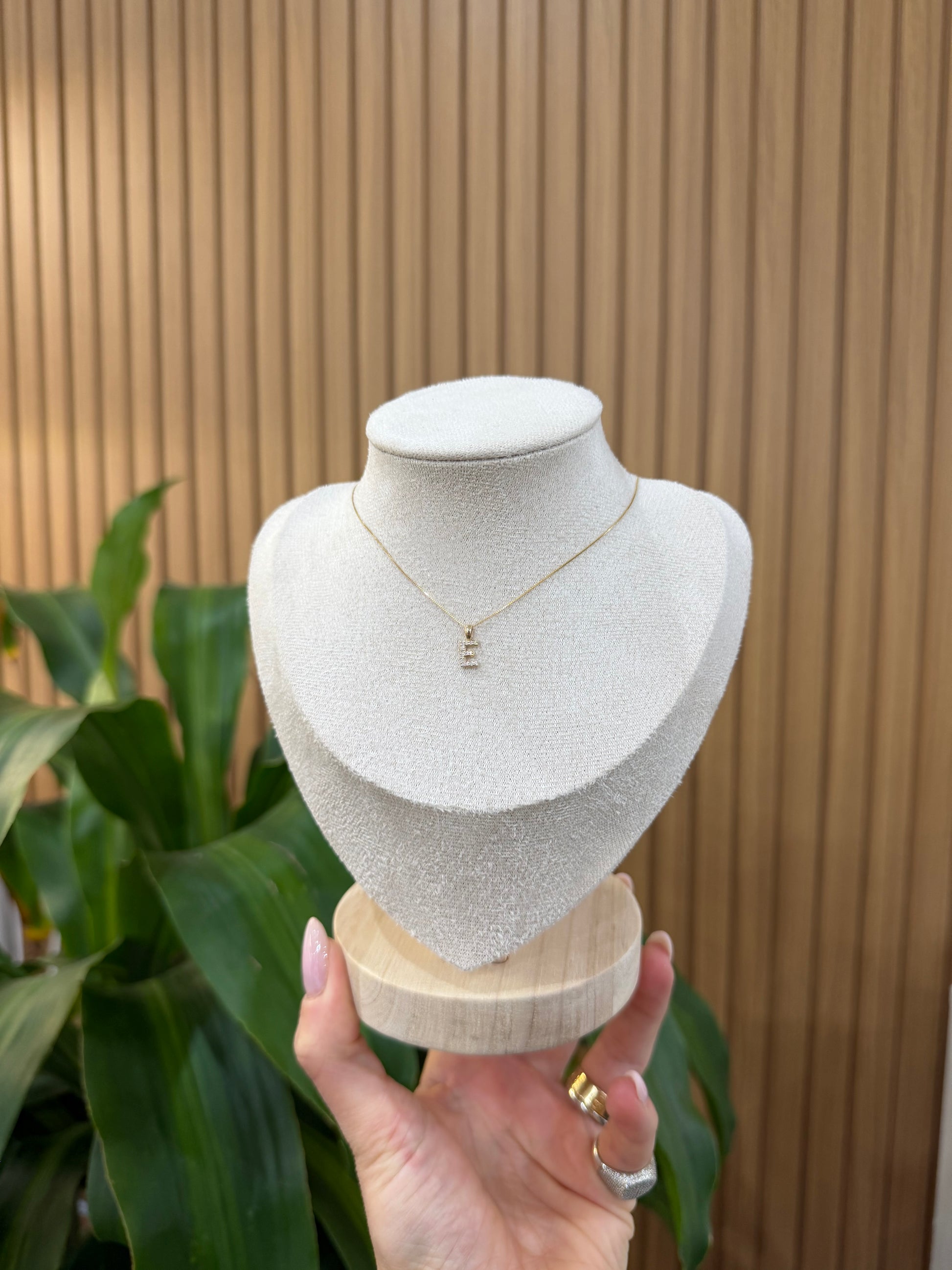 COLLANA INIZIALE E ORO 9 CARATI CON DIAMANTINI