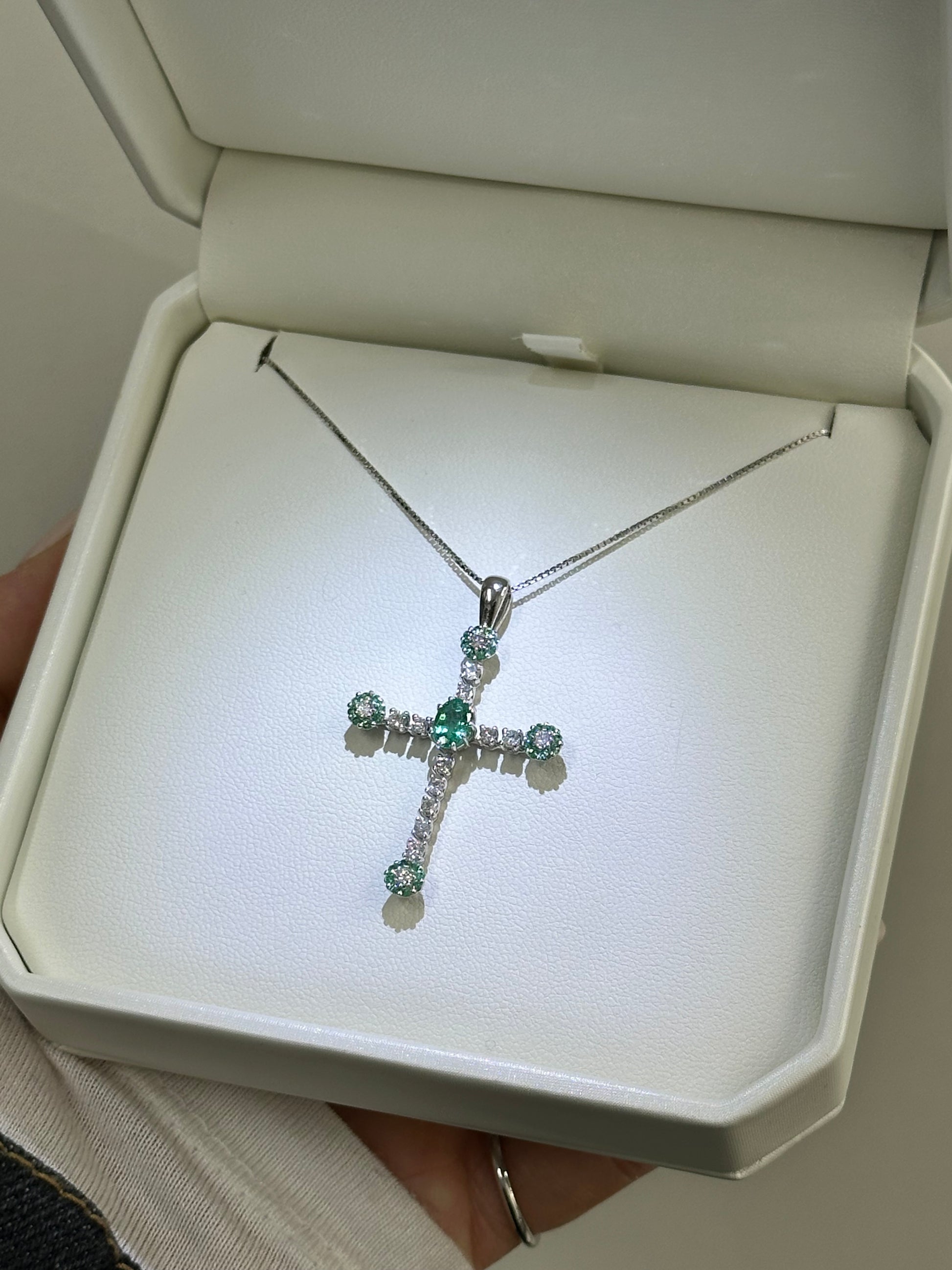 COLLANA CROCE ORO 18KT CON DIAMANTI E SMERALDI