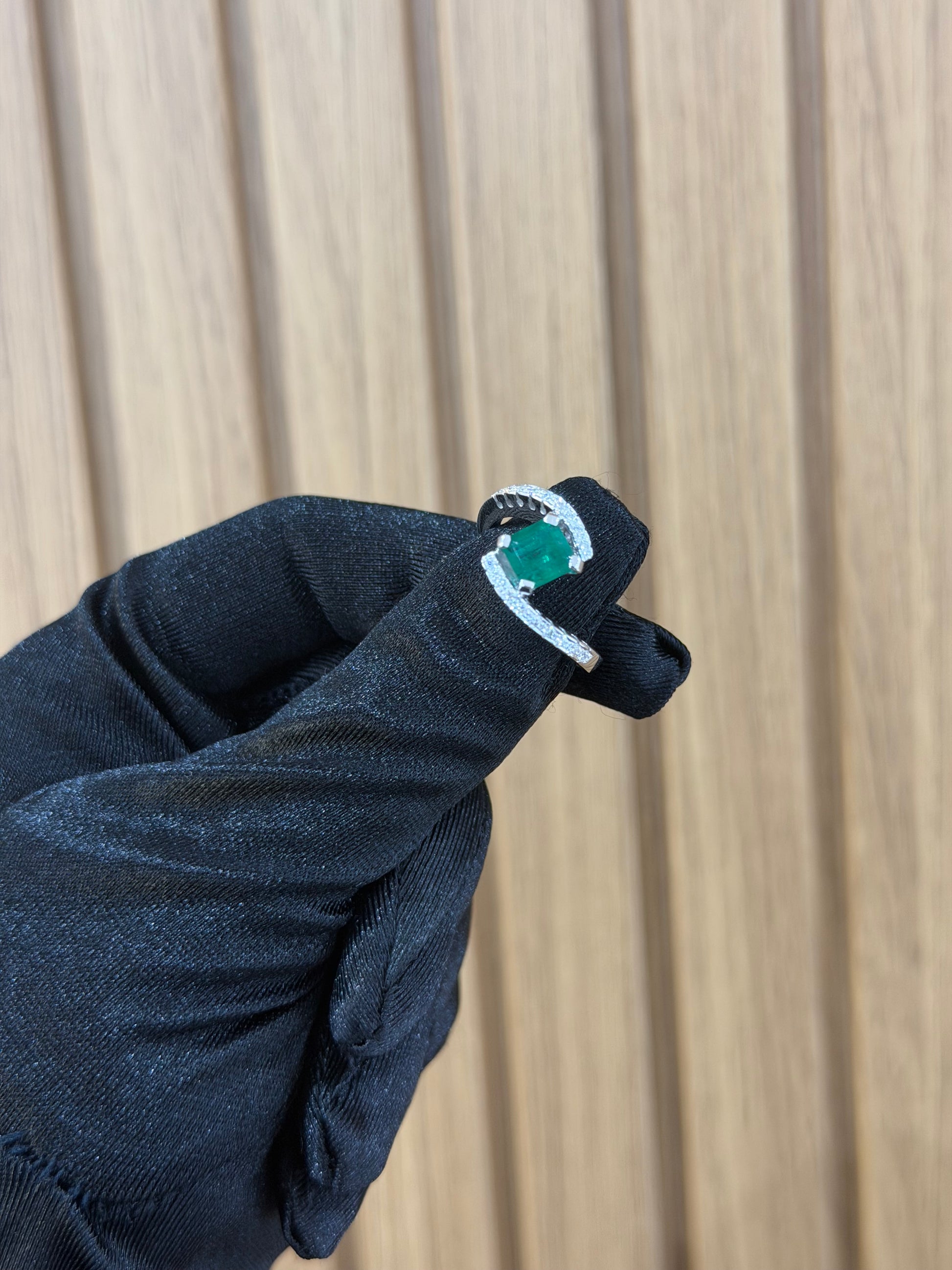 ANELLO ORO 18KT CON DIAMANTI E SMERALDO