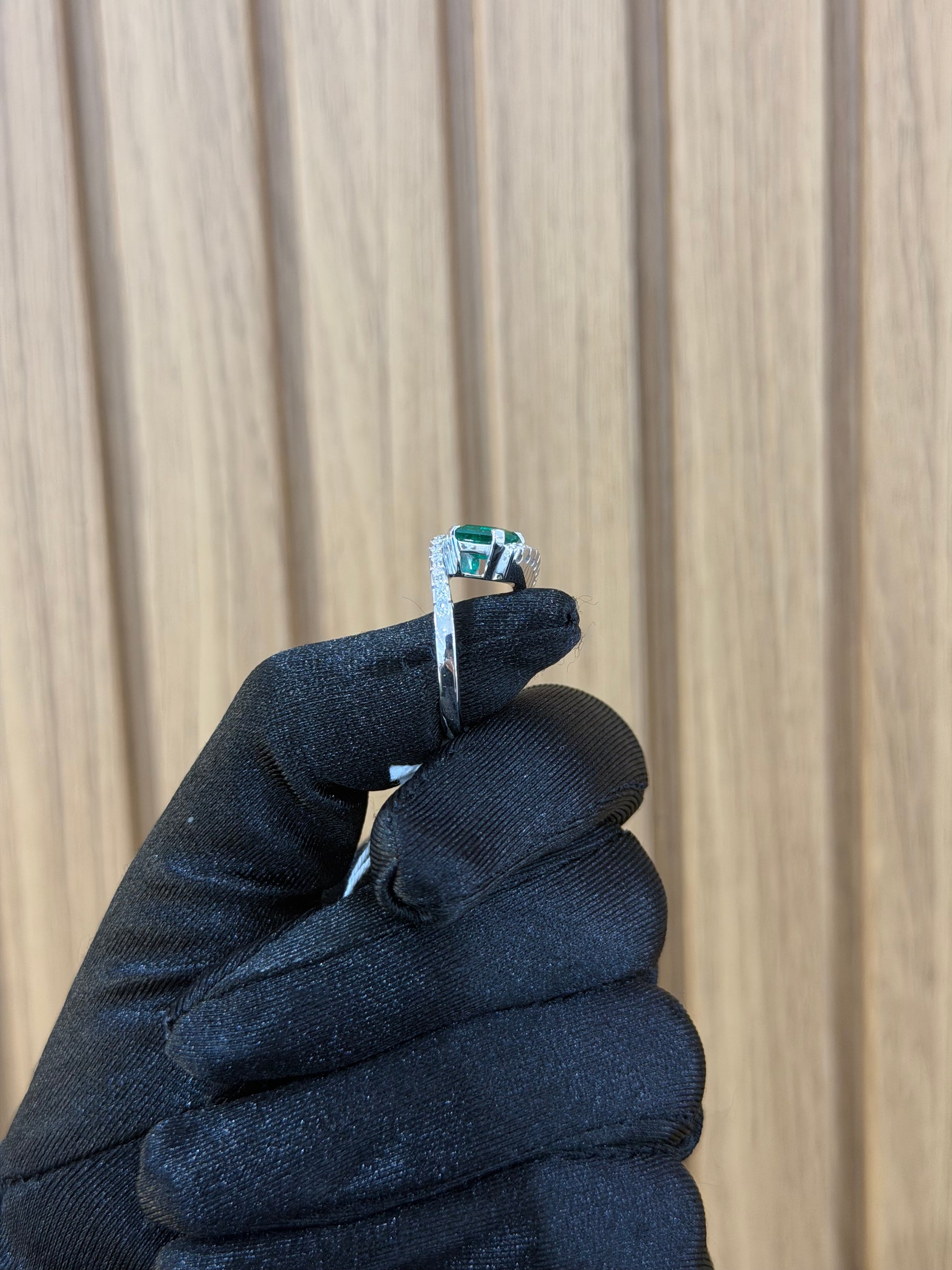 ANELLO ORO 18KT CON DIAMANTI E SMERALDO